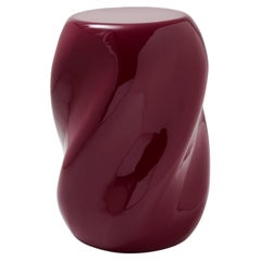 Taburete Krema de fibra de vidrio en rojo cereza, diseño escultural