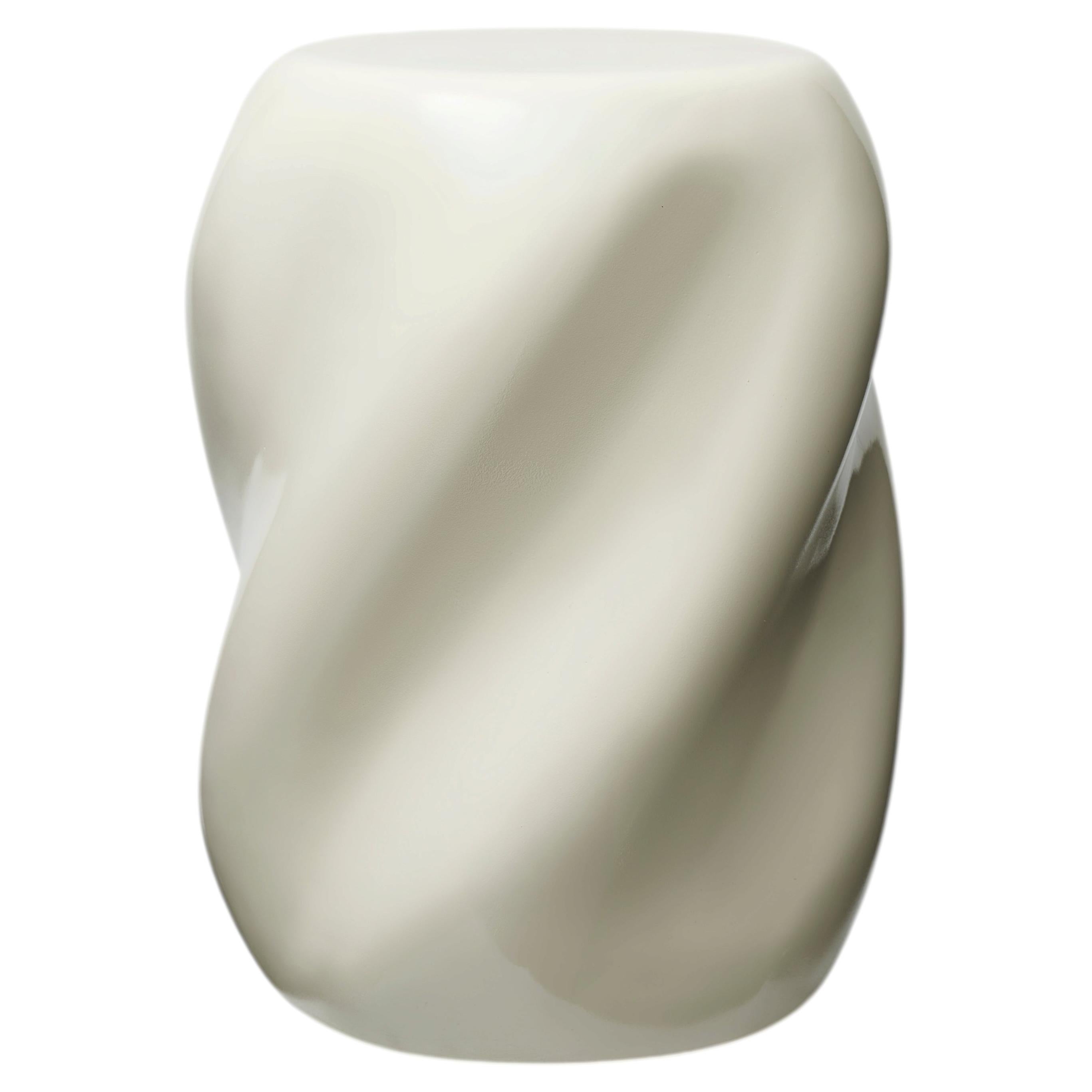 Krema Cream Glasfaser-Hocker mit skulpturalem Design