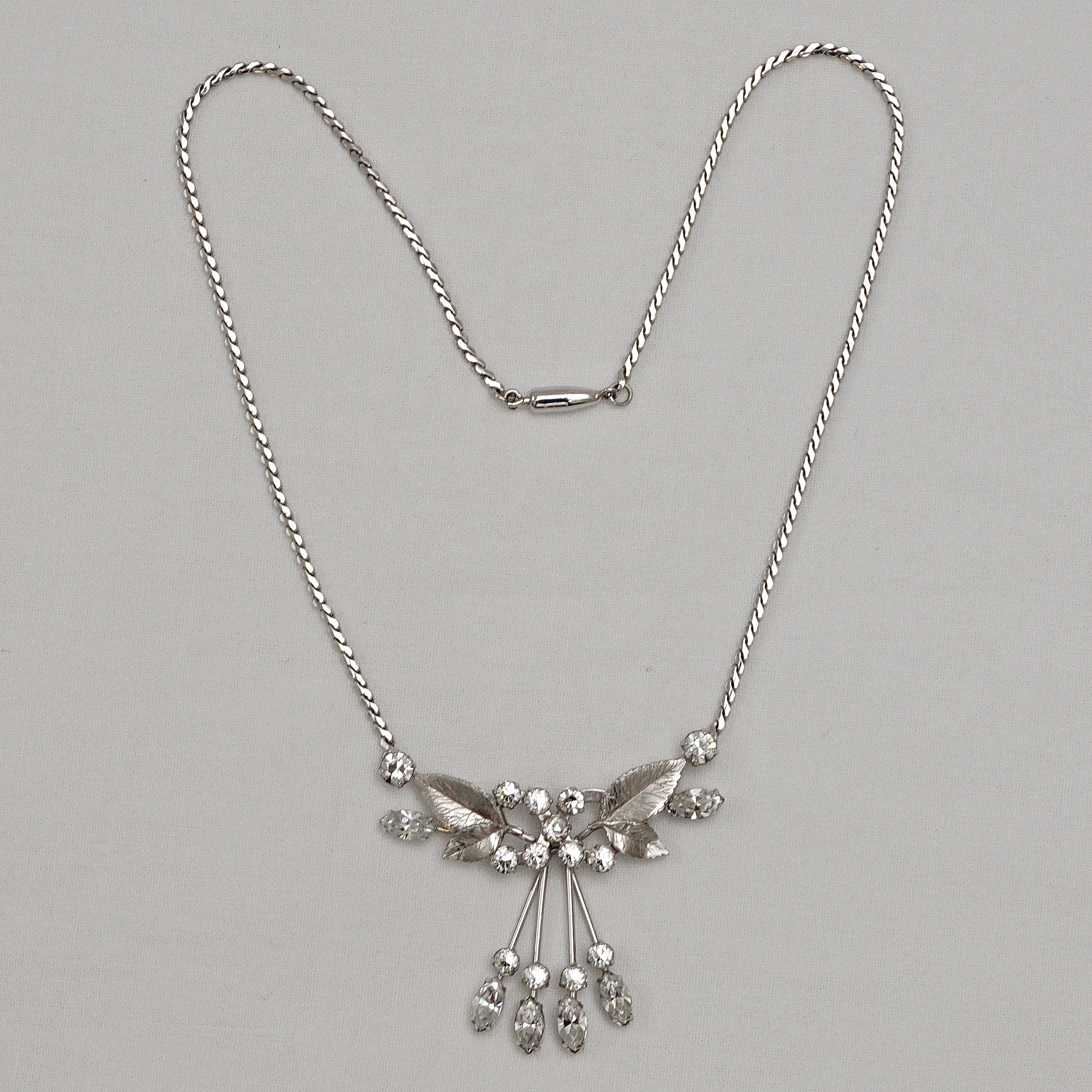 Fabuloso conjunto de collar y pendientes superpuestos de oro blanco de 14 quilates de Krementz. El conjunto lleva brillantes transparentes y hojas con textura, está en muy buen estado.

El collar de serpentina mide 39,5 cm de largo y tiene un cierre