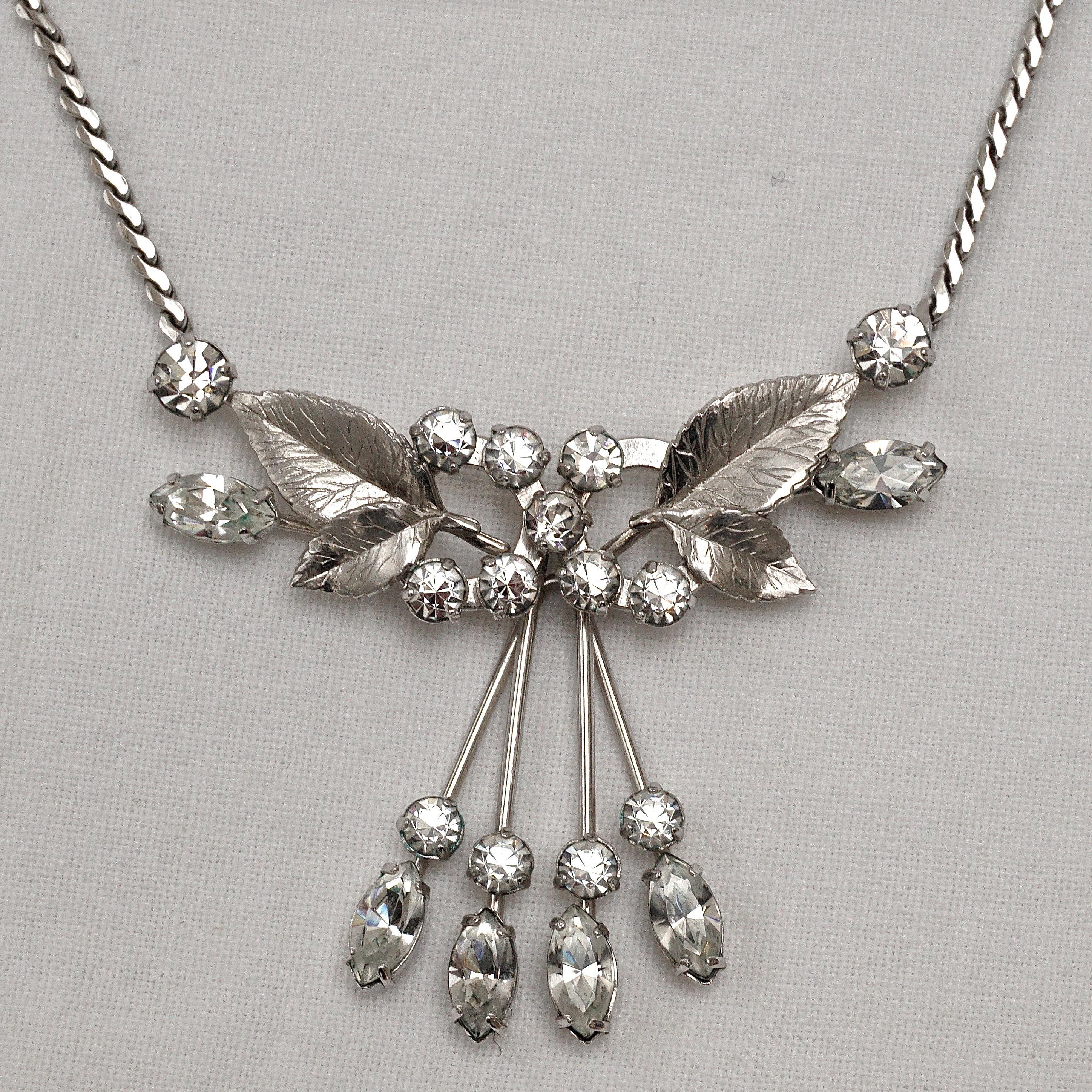 Conjunto de collar y pendientes de diamantes de imitación con diseño de hojas superpuestas de oro blanco de 14 quilates Krementz en Bueno estado para la venta en London, GB