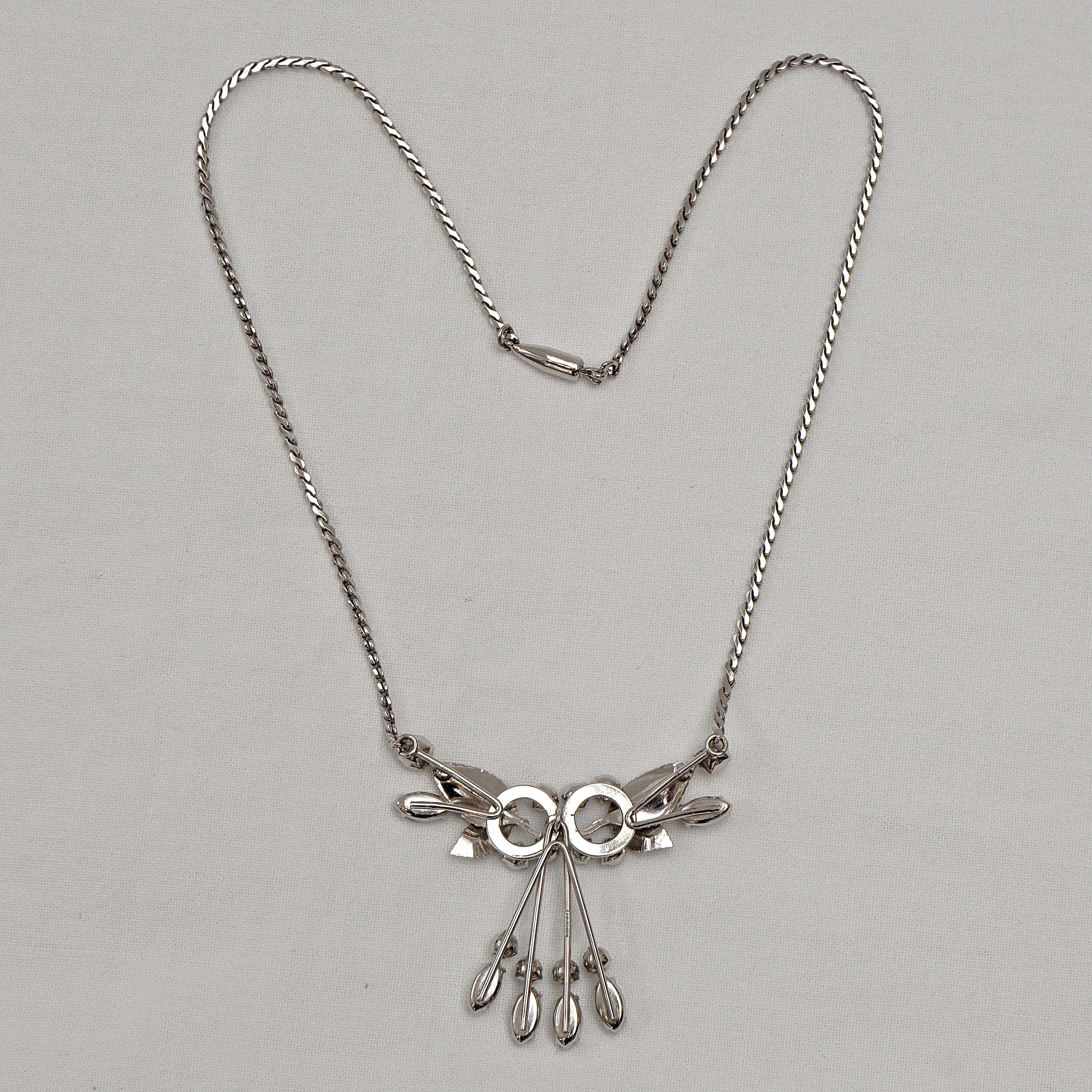 Femenino o masculino Conjunto de collar y pendientes de diamantes de imitación con diseño de hojas superpuestas de oro blanco de 14 quilates Krementz en venta