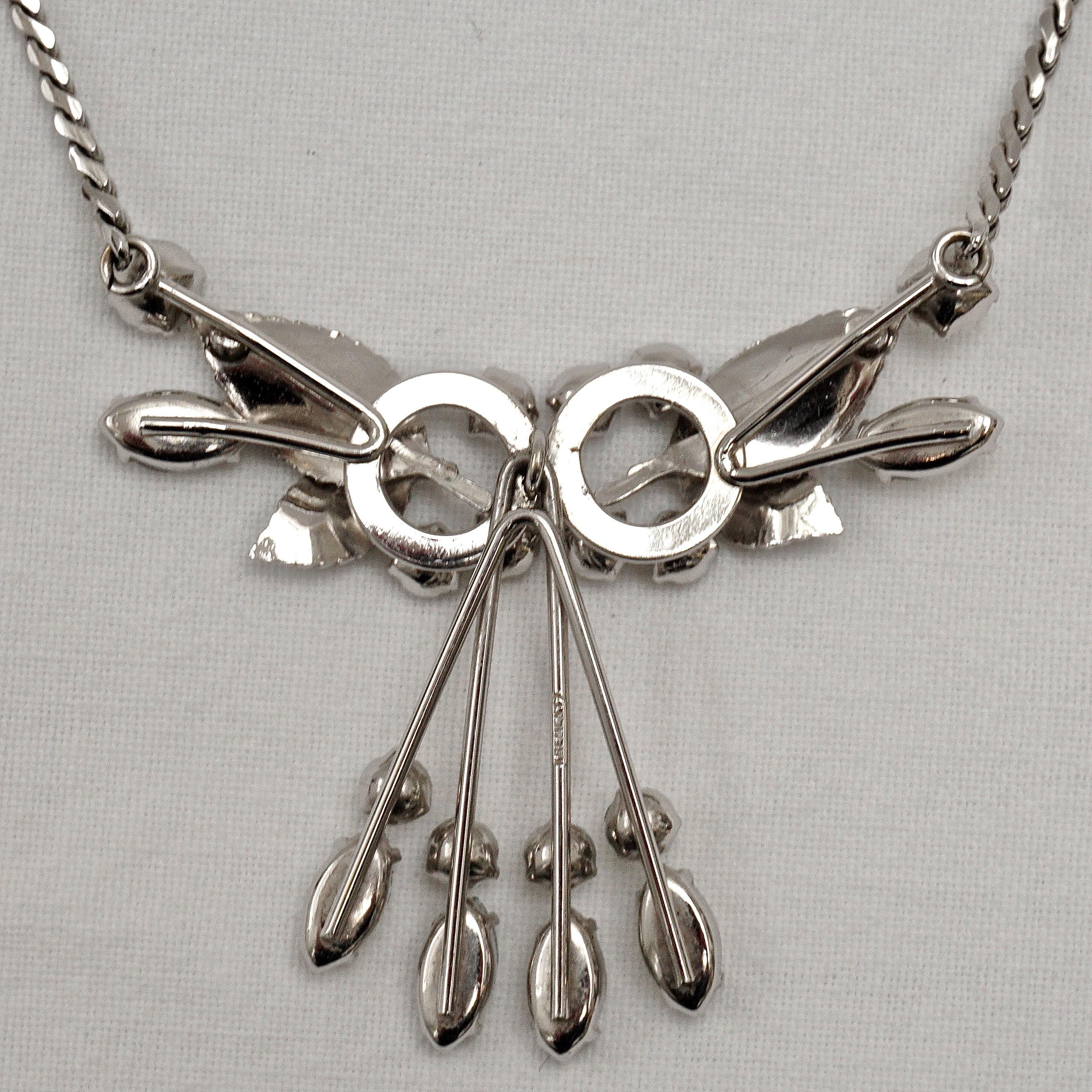 Conjunto de collar y pendientes de diamantes de imitación con diseño de hojas superpuestas de oro blanco de 14 quilates Krementz en venta 1