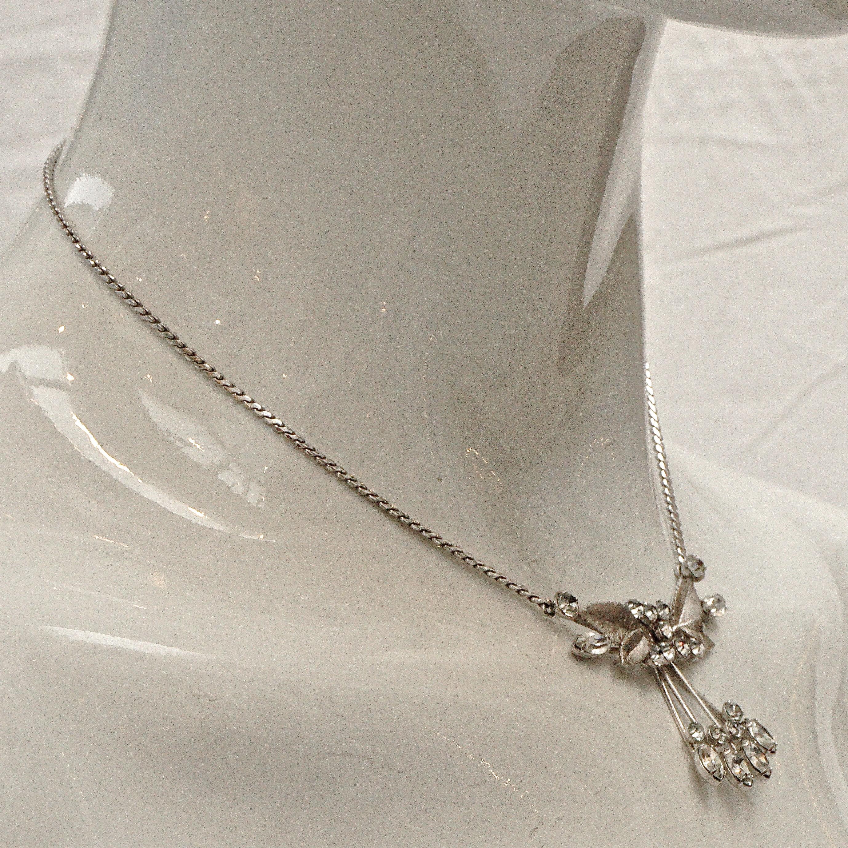 Conjunto de collar y pendientes de diamantes de imitación con diseño de hojas superpuestas de oro blanco de 14 quilates Krementz en venta 4