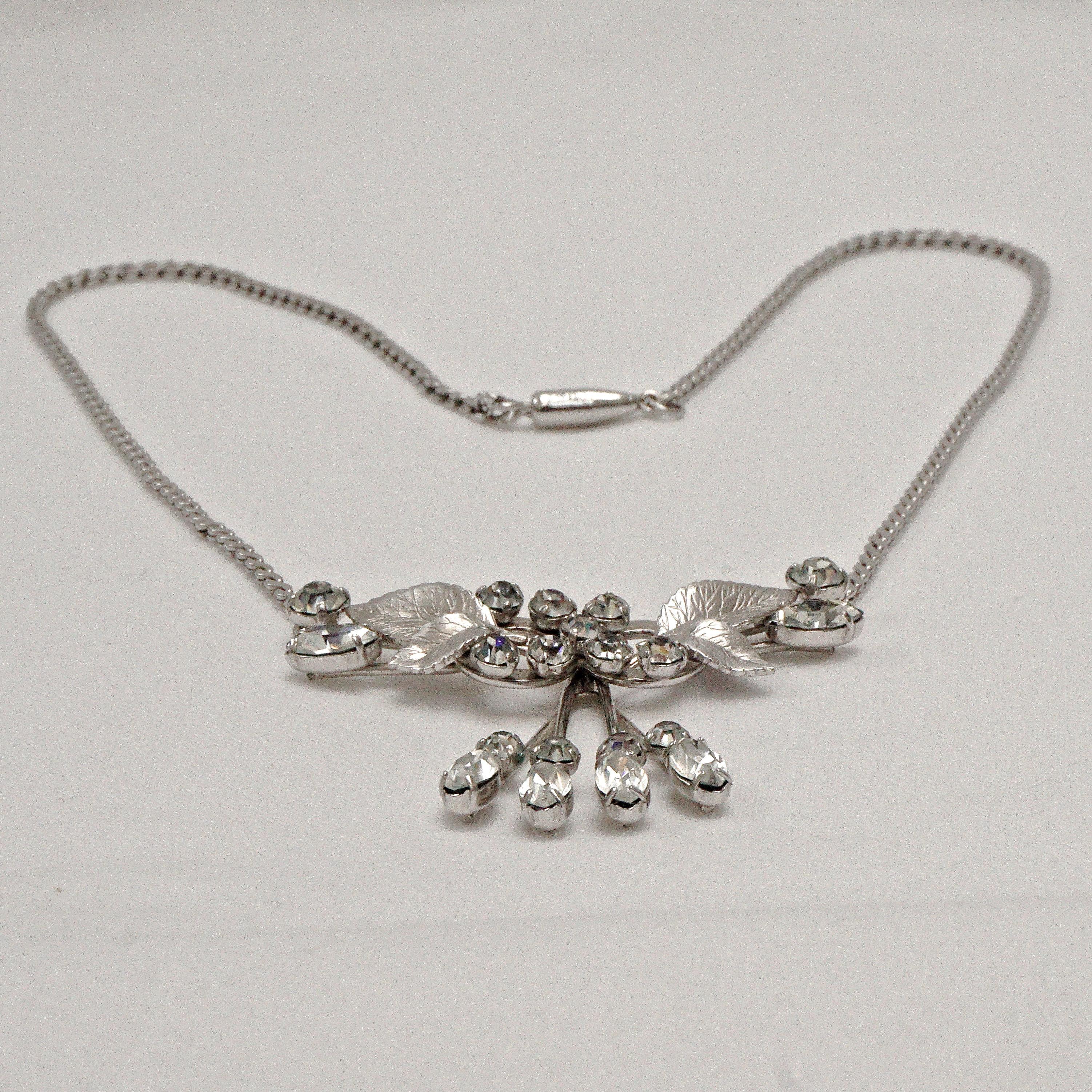 Conjunto de collar y pendientes de diamantes de imitación con diseño de hojas superpuestas de oro blanco de 14 quilates Krementz en venta 5