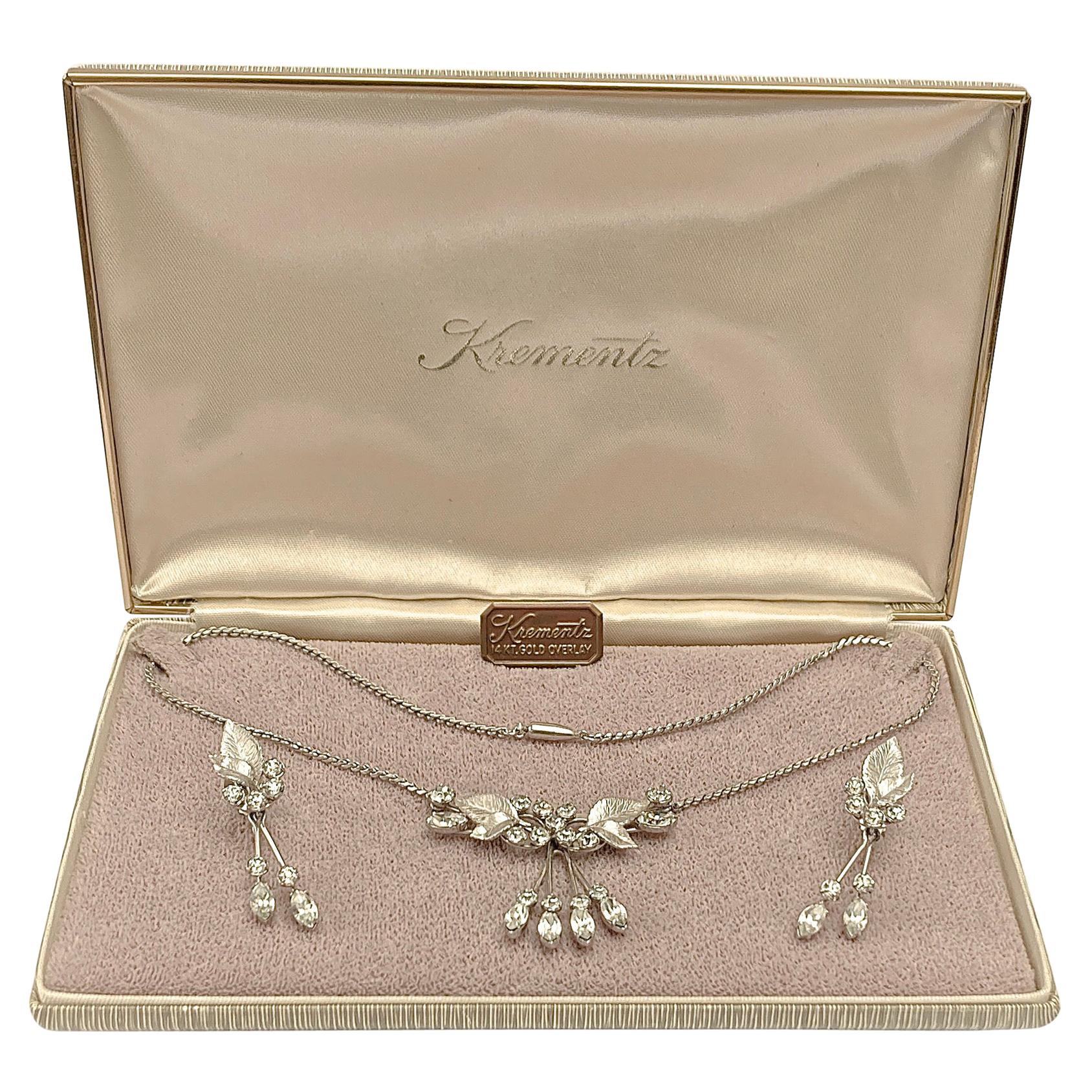 Krementz Parure collier et boucles d'oreilles en or blanc 14 carats avec incrustation de feuilles et strass en vente