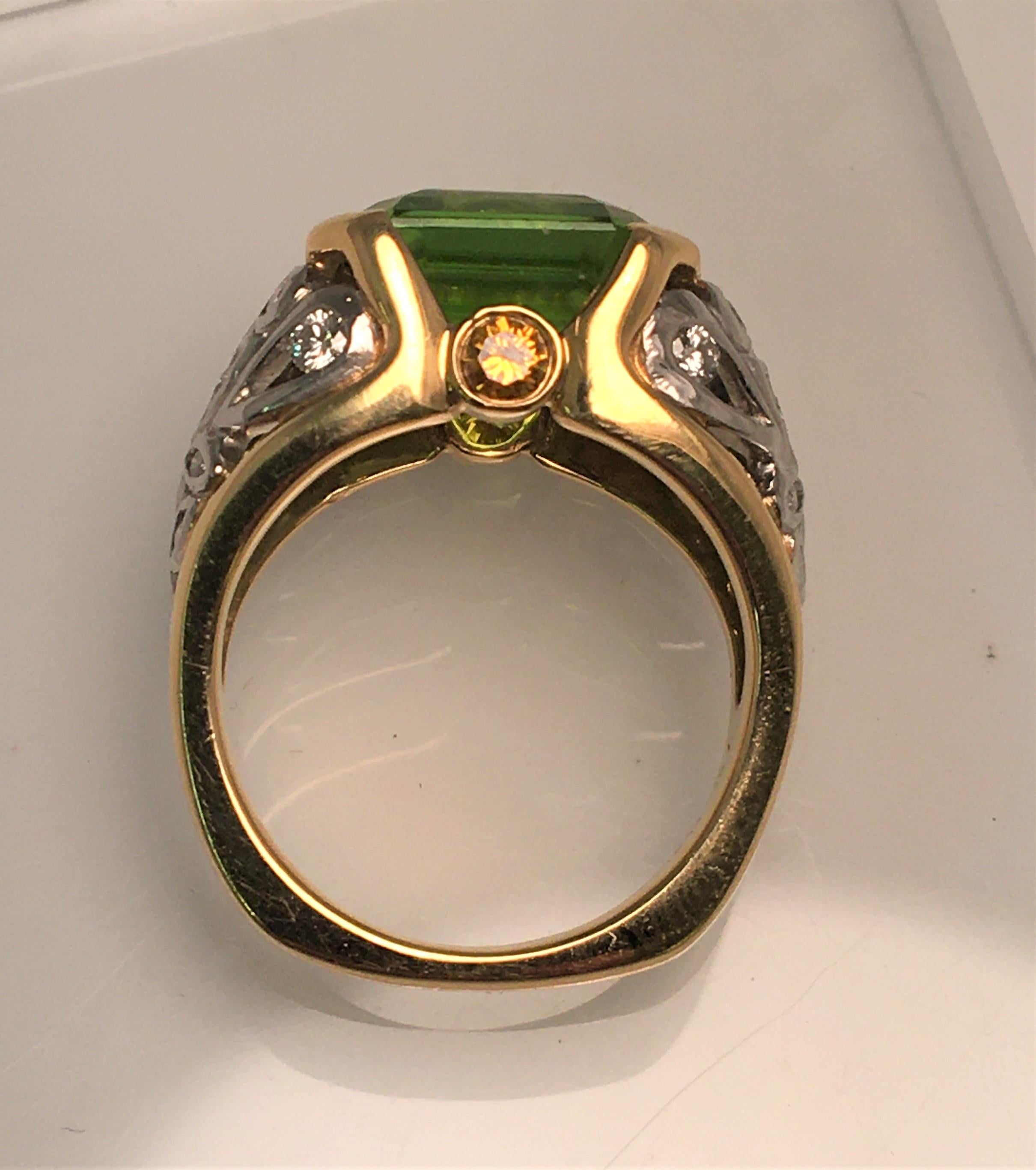 Richard Krementz, Peridot-Ring aus Platin und 18K Gelb mit Diamanten (Smaragdschliff) im Angebot