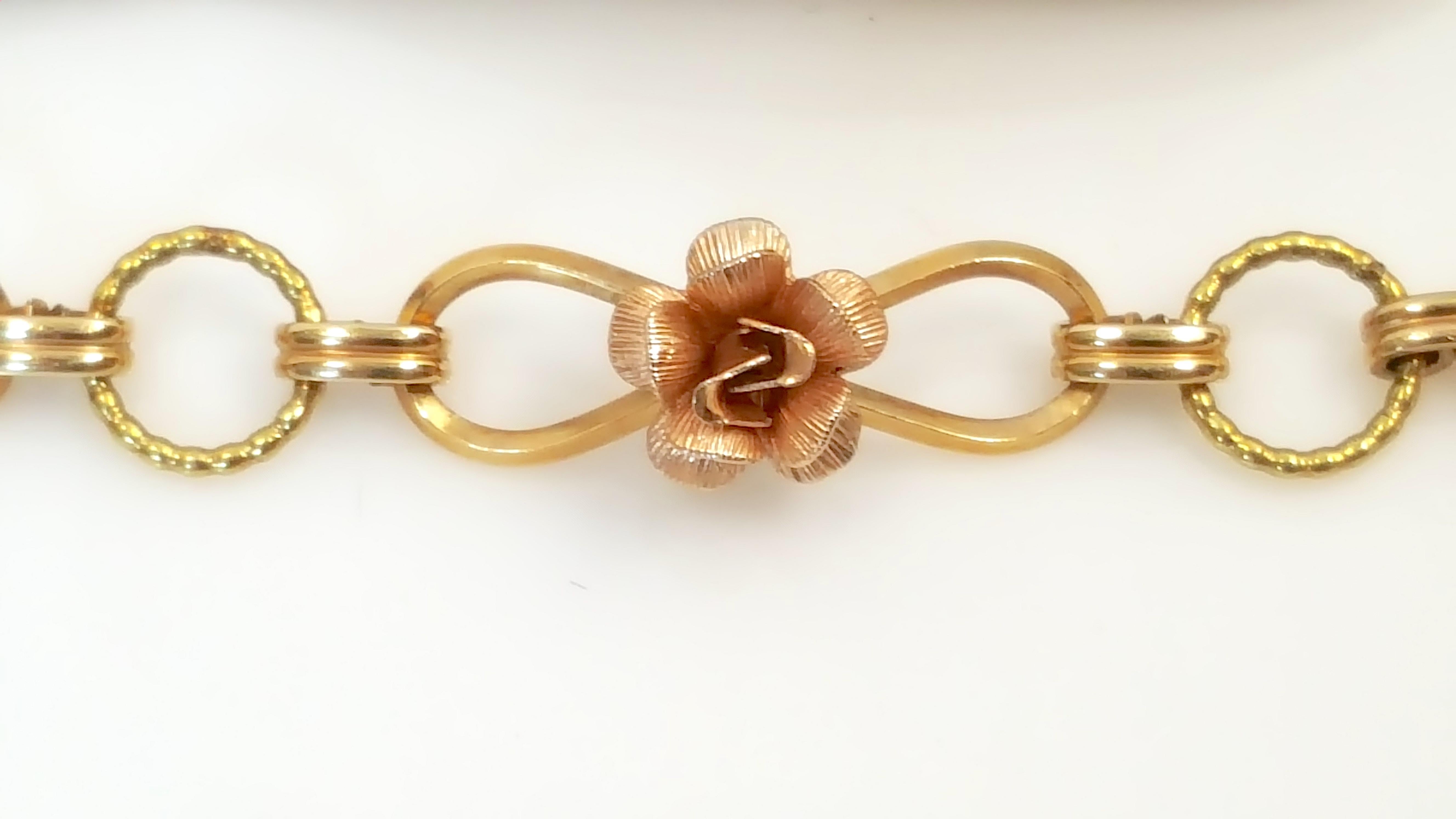 Krementz hat dieses Gliederarmband mit fünf Rosenblüten-Anhängern mit seiner charakteristischen mehrfarbigen Goldvergoldung versehen, die dafür bekannt ist, dass sie bis zu 30-mal dicker ist als die Überzüge anderer Schmuckhersteller, was die
