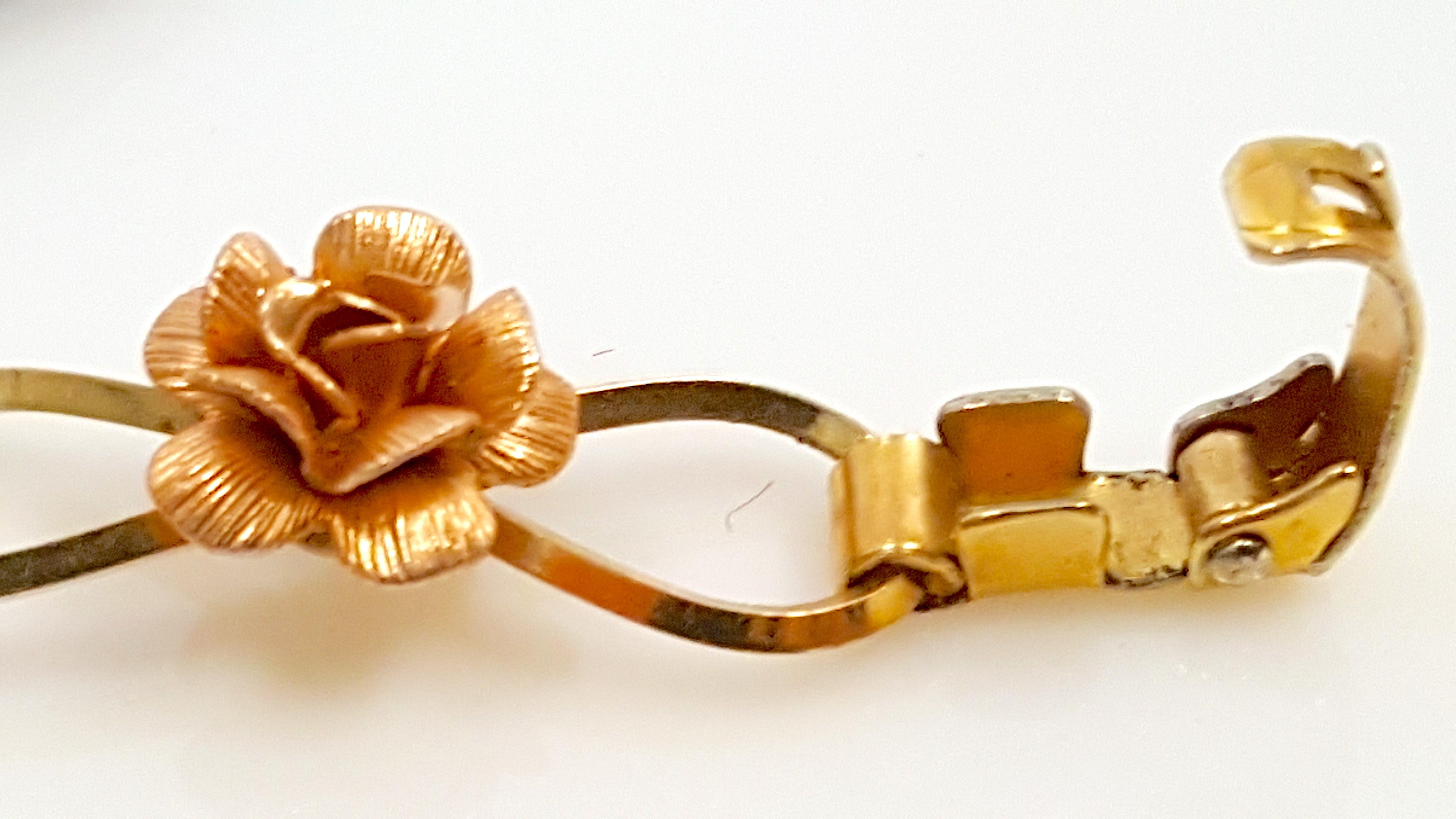 Krementz 1950er Jahre Dreifarbiges vergoldetes Gliederarmband mit Kette und RosenflowerCharms (Art nouveau) im Angebot