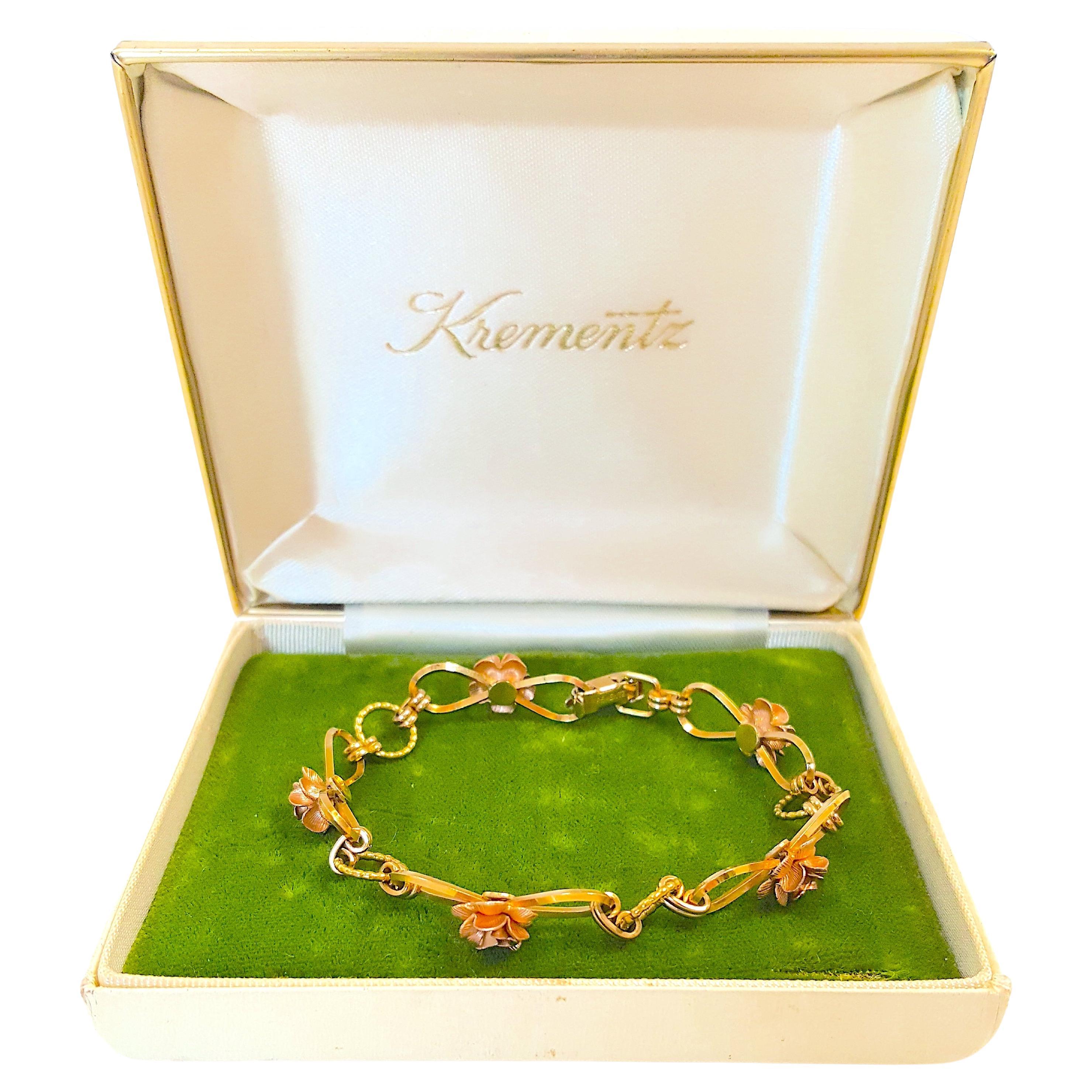 Krementz 1950er Jahre Dreifarbiges vergoldetes Gliederarmband mit Kette und RosenflowerCharms im Angebot