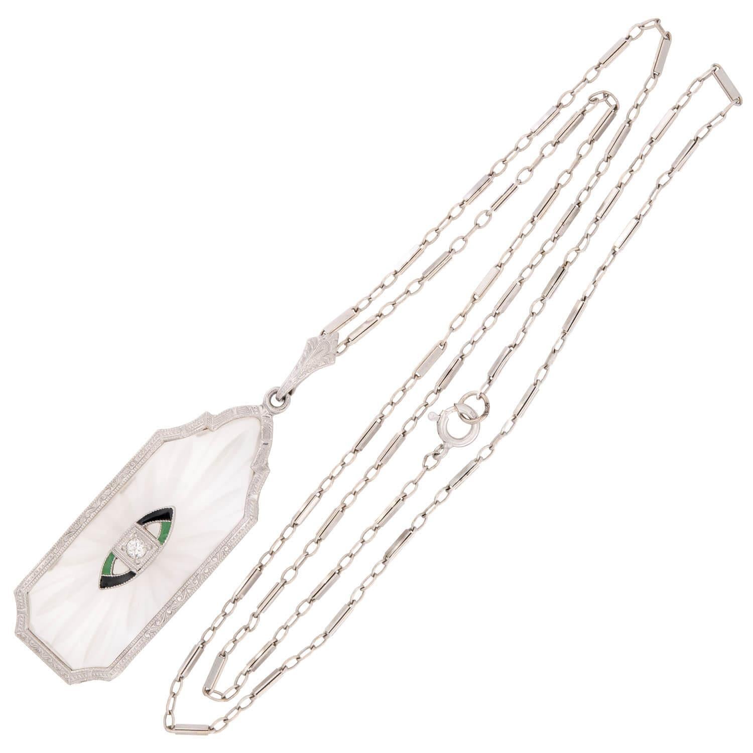 Una bellissima collana con ciondolo di Krementz dell'epoca Art Deco (ca. 1920)! Realizzata in oro bianco 14 carati, questa collana inizia con una delicata catena composta da maglie rettangolari e ovali. La collana si chiude con un semplice anello a