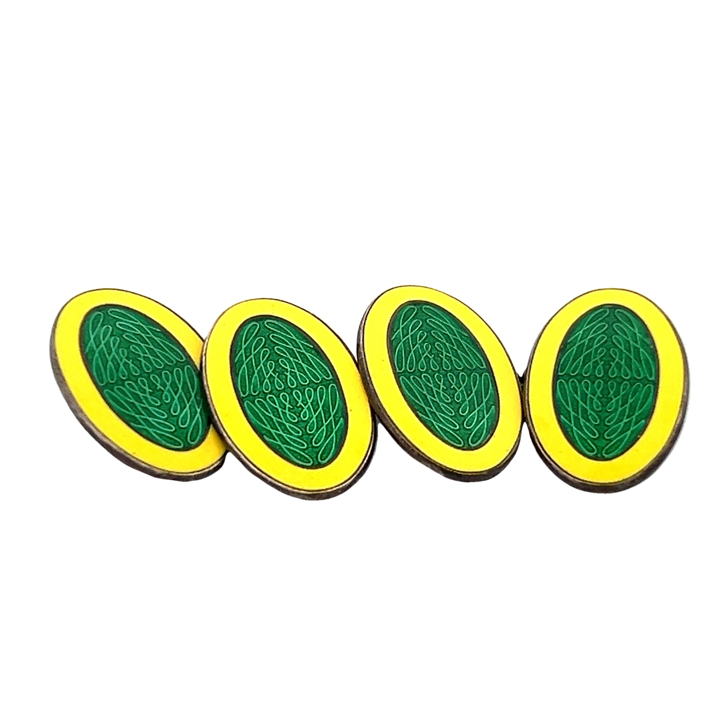 Si tratta di un sorprendente set di gemelli Krementz in argento Sterling 1925 Deco, caratterizzati da un verde brillante e da uno splendido smalto giallo. La ricca cornice gialla delle maglie è eccezionale e richiede attenzione, mentre l'audace