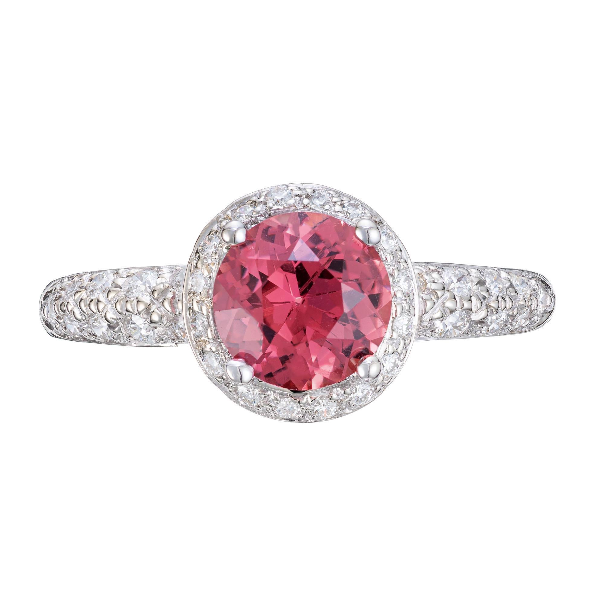 Bague de fiançailles Krementz en saphir et diamant. Saphir rose naturel certifié par le GIA (1,37 ct) en pierre centrale, serti dans une monture en or blanc 18 carats avec un halo de diamants ronds et de diamants le long des deux épaules. La bague