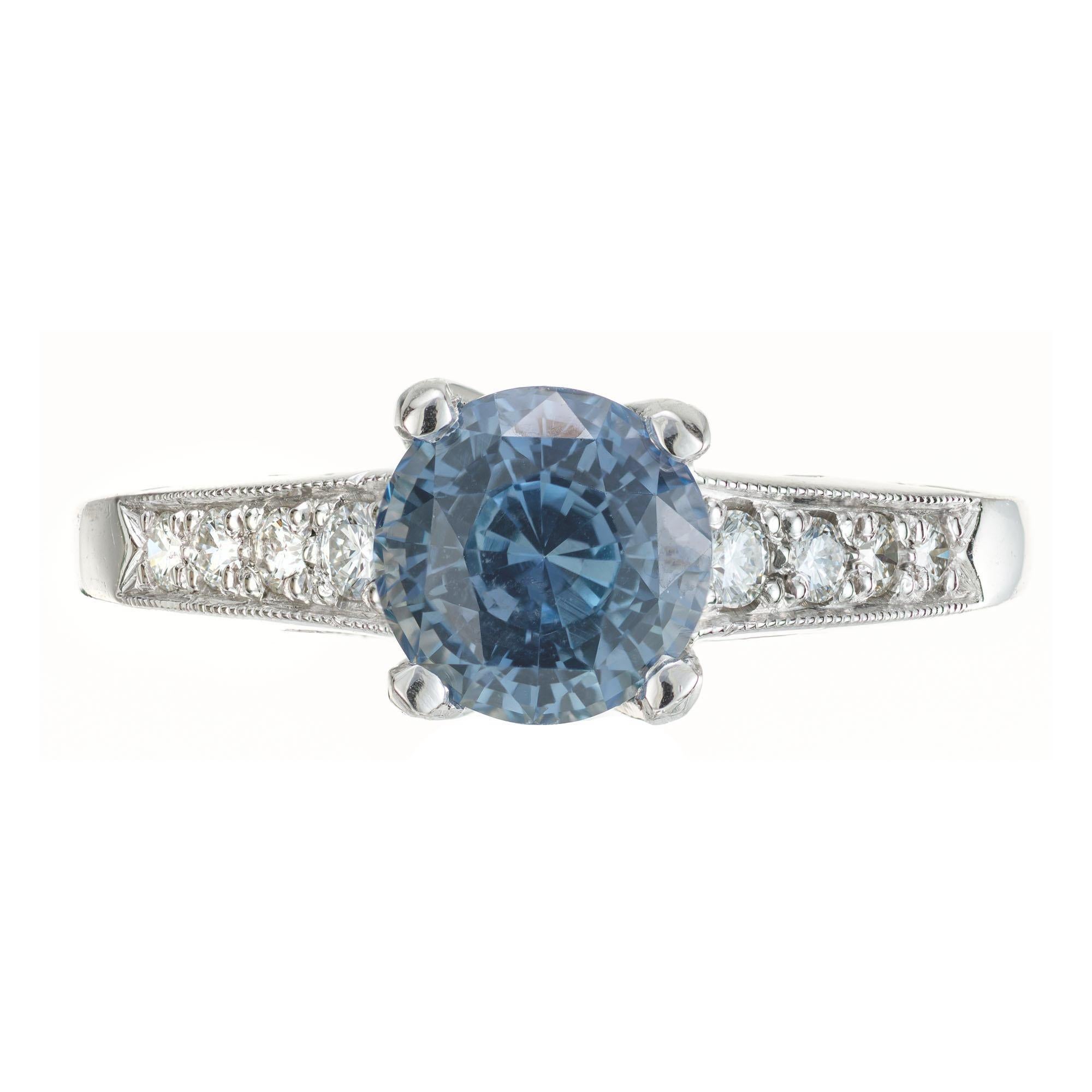 Authentischer signierter Krementz Verlobungsring mit Saphir und Diamant. GIA-zertifizierter blauer Saphir in einer Platinfassung mit 40 runden Diamanten im Brillantschliff als Akzent. Gewölbte Zacken an den Seiten und abgestufte Pflastersteine an