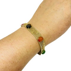 Pulsera de diseño vintage firmada por KREMENTZ, con escarabajo tallado en piedra preciosa y acabado dorado