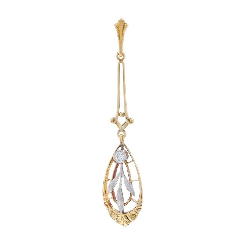 Marca: Krementz
Época: Art Déco

Contenido de metal: Oro amarillo de 14 quilates y platino 950

Información sobre Stone

Diamante natural
Quilate(s): .06ct
Cortar: Europeo
Color: G
Claridad: SI1

Estilo: Lavalier
Características: Detalles