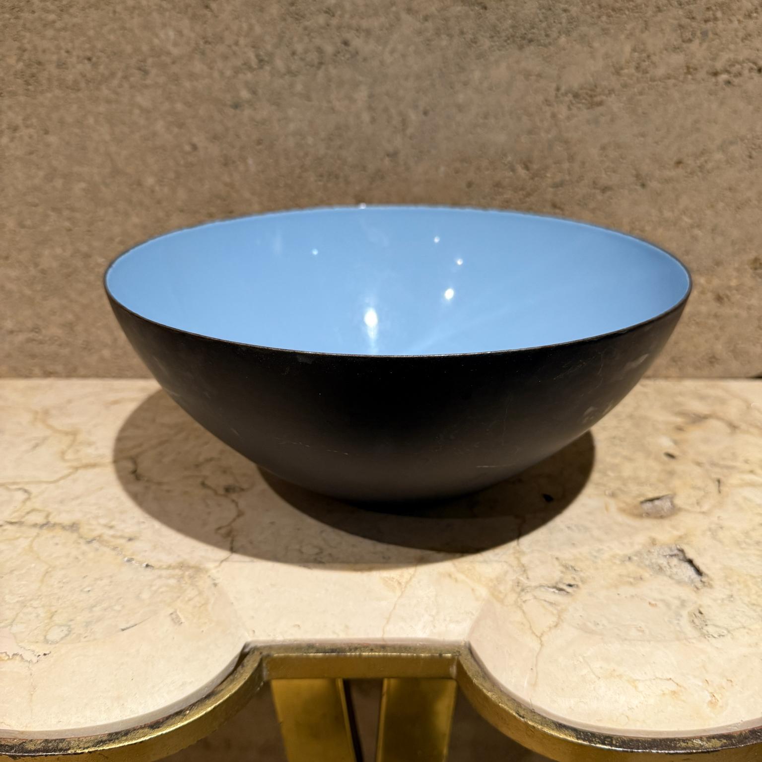 For your consideration, a Krenit Bowl by Herbert Krenchel Blue Enamel, Denmark 1960s Scandinavian Modern. 

Made in Denmark circa the 1960s.  

Dimension 4.5 H x 10 diameter. 

Please visit take a look at our listings, we have an amazing curated