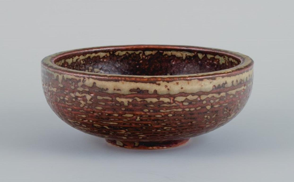 Kresten Bloch for Royal Copenhagen, bowl in stoneware with sung glaze.
1957.
Marked.
First factory quality.
Dimensions: D 14.7 x H 5.5 cm.