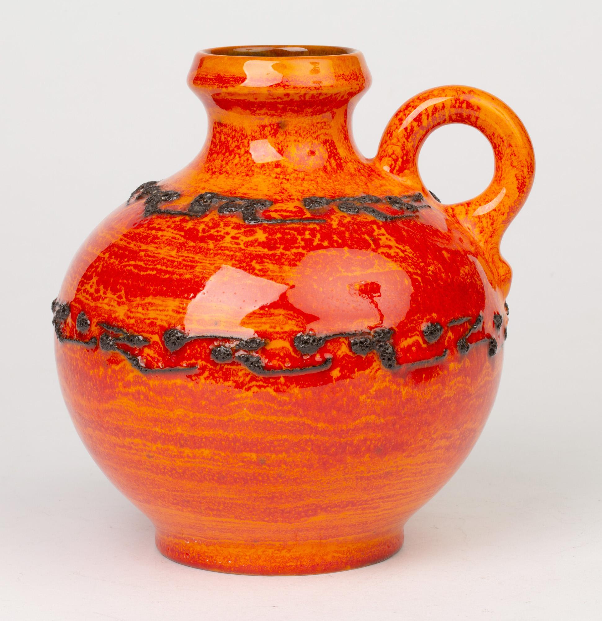 Mid-Century Modern Kreutz Keramik, vase allemand du milieu du siècle dernier, orange et rouge, à poignée en lave grasse en vente