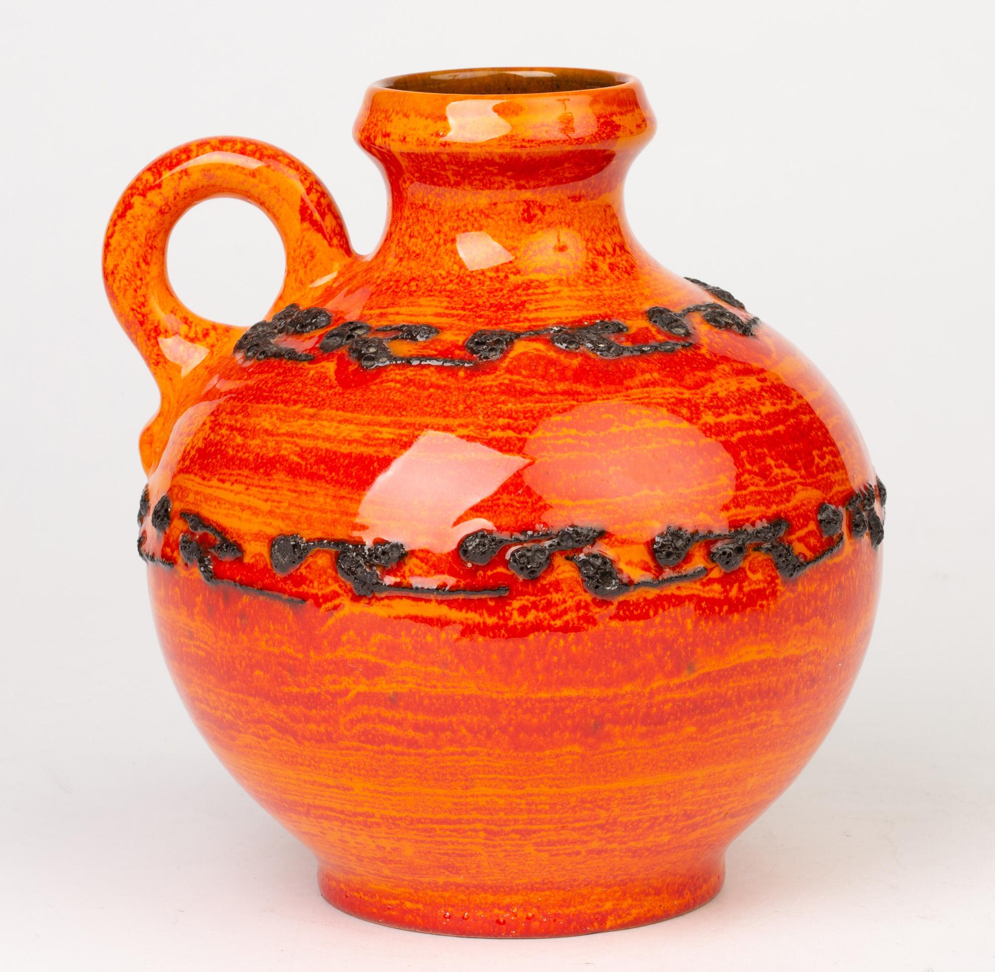 Vernissé Kreutz Keramik, vase allemand du milieu du siècle dernier, orange et rouge, à poignée en lave grasse en vente