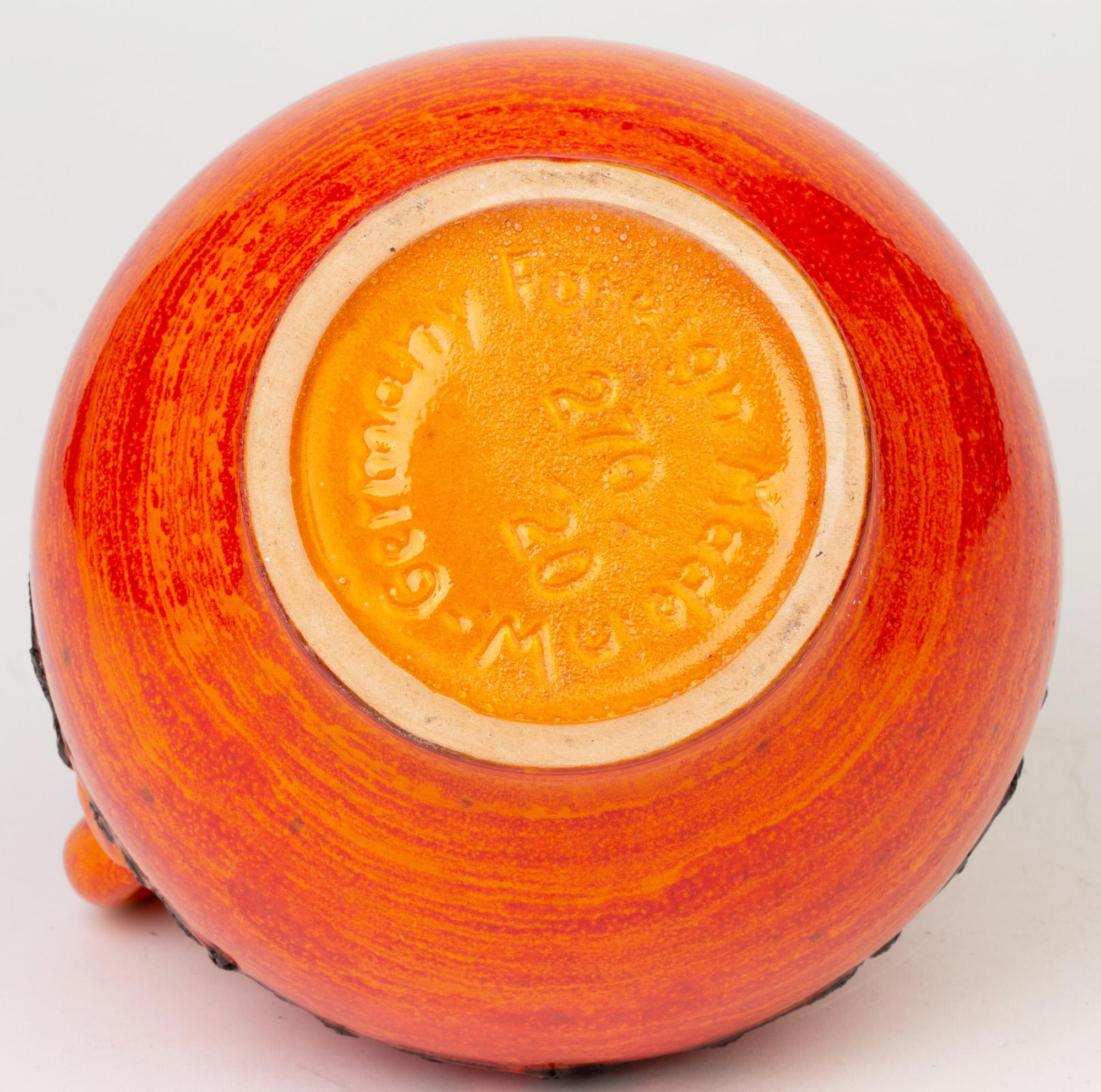 Poteries Kreutz Keramik, vase allemand du milieu du siècle dernier, orange et rouge, à poignée en lave grasse en vente