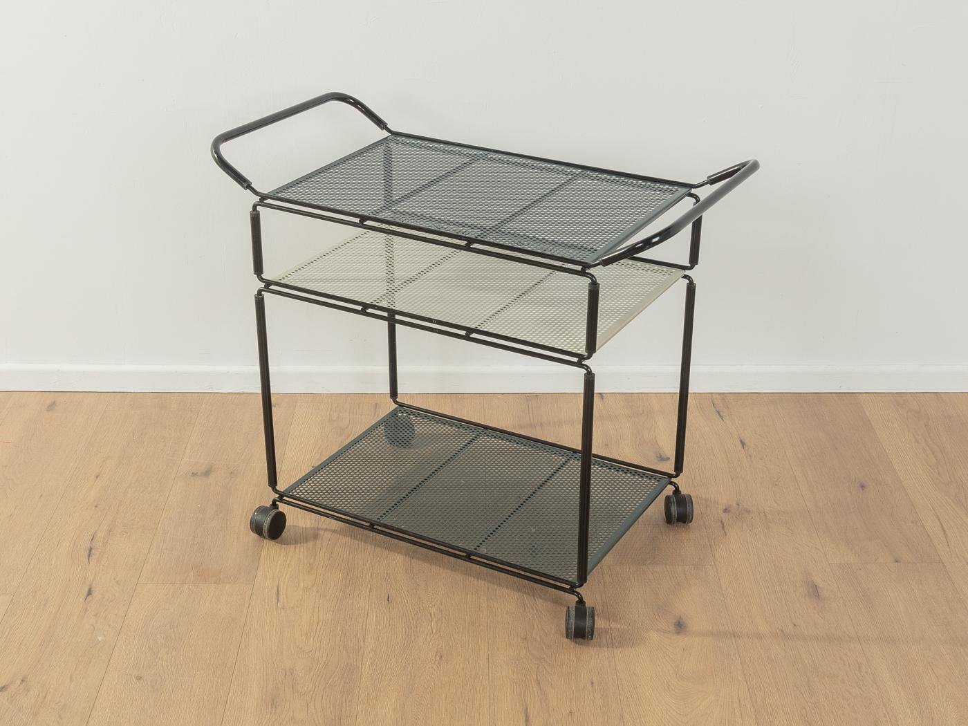 Carrello KRI in filigrana di Niels Gammelgaard per Ikea del 1988. Struttura in metallo laccato nero su rotelle in plastica con due piastre perforate laccate grigie e una laccata grigio chiaro.

Caratteristiche di qualità:

    buona fattura
   
