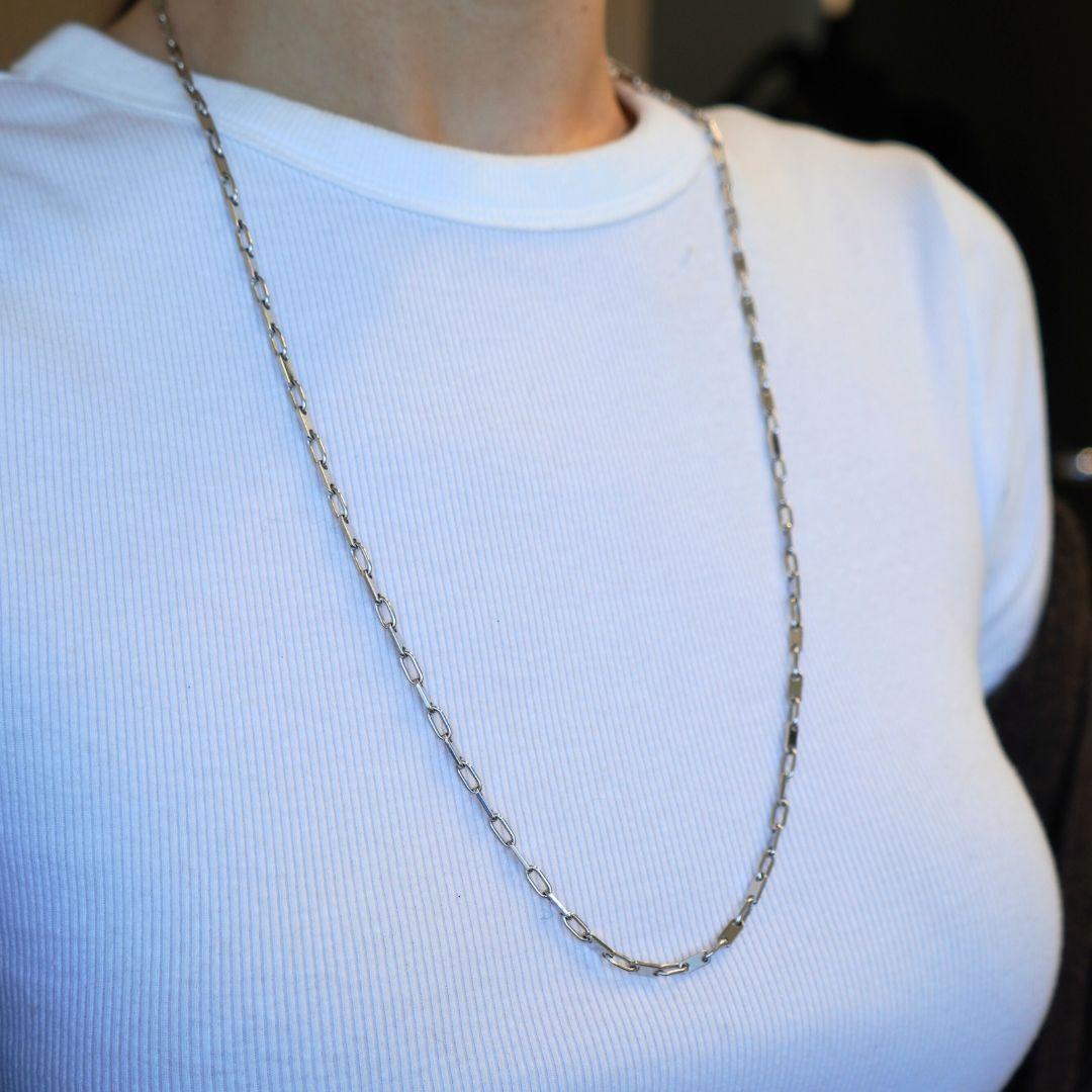 Este collar de cadena motera de oro blanco de 18 quilates de KRIA, que data de la década de 2000, ejemplifica el compromiso de la marca de mezclar la inspiración natural con la estética urbana. Con unas medidas de 28 1/4 pulgadas de largo y 1/8 de