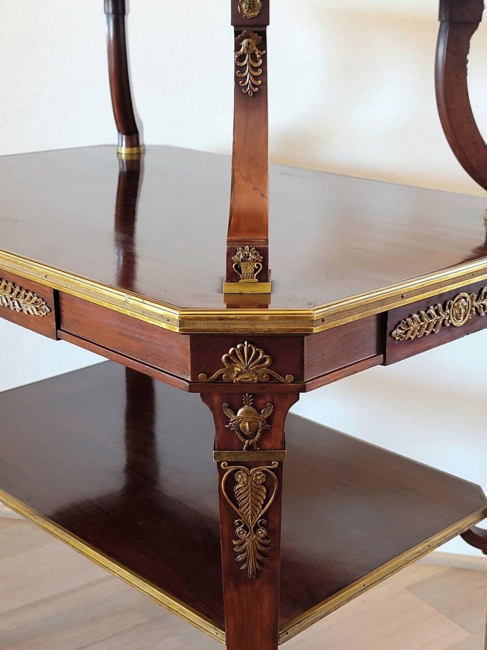 Doré Ancienne table à thé à plateau à étages de style Empire français signée Krieger en vente