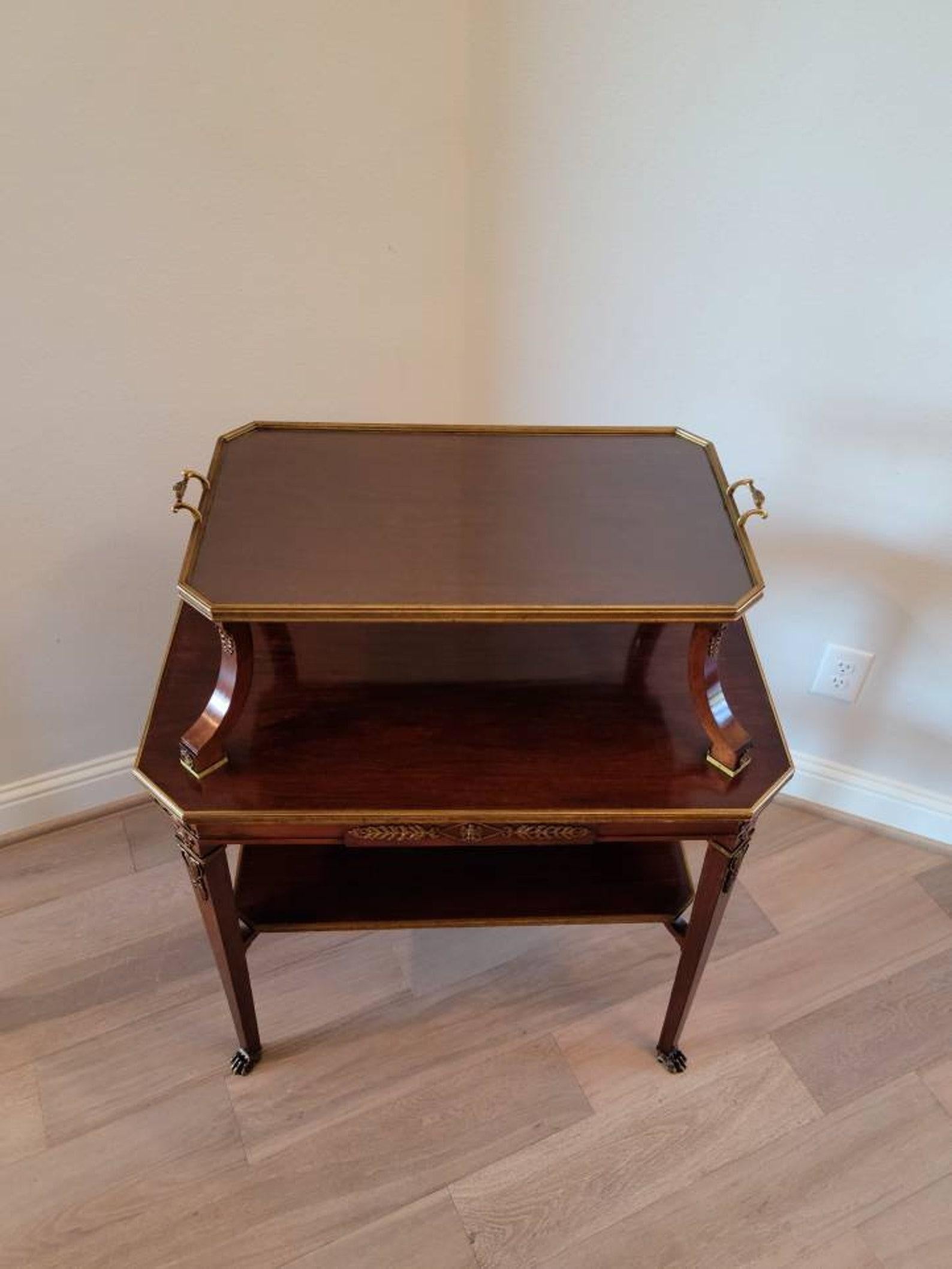 Ancienne table à thé à plateau à étages de style Empire français signée Krieger Bon état - En vente à Forney, TX