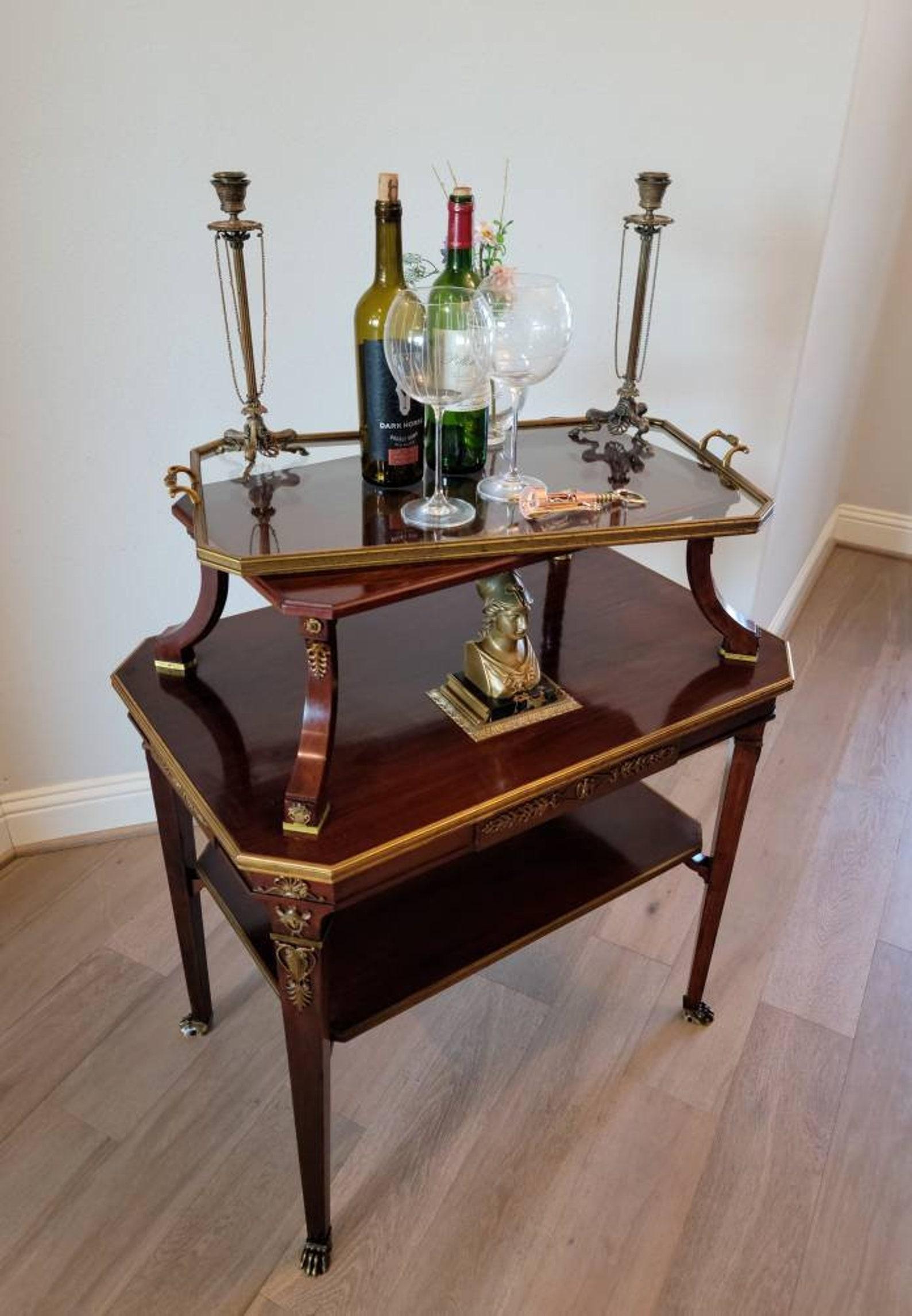 20ième siècle Ancienne table à thé à plateau à étages de style Empire français signée Krieger en vente