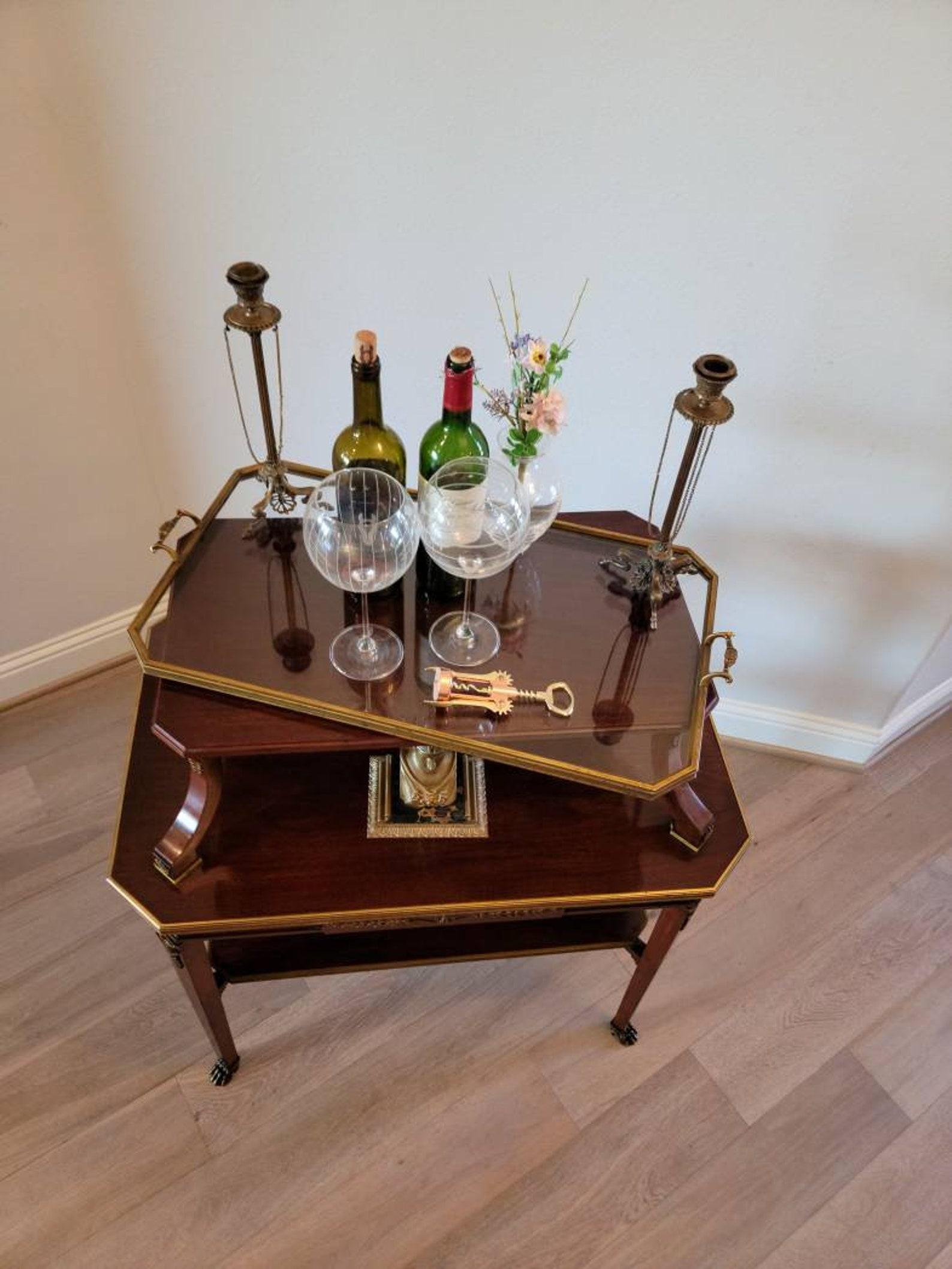 Laiton Ancienne table à thé à plateau à étages de style Empire français signée Krieger en vente