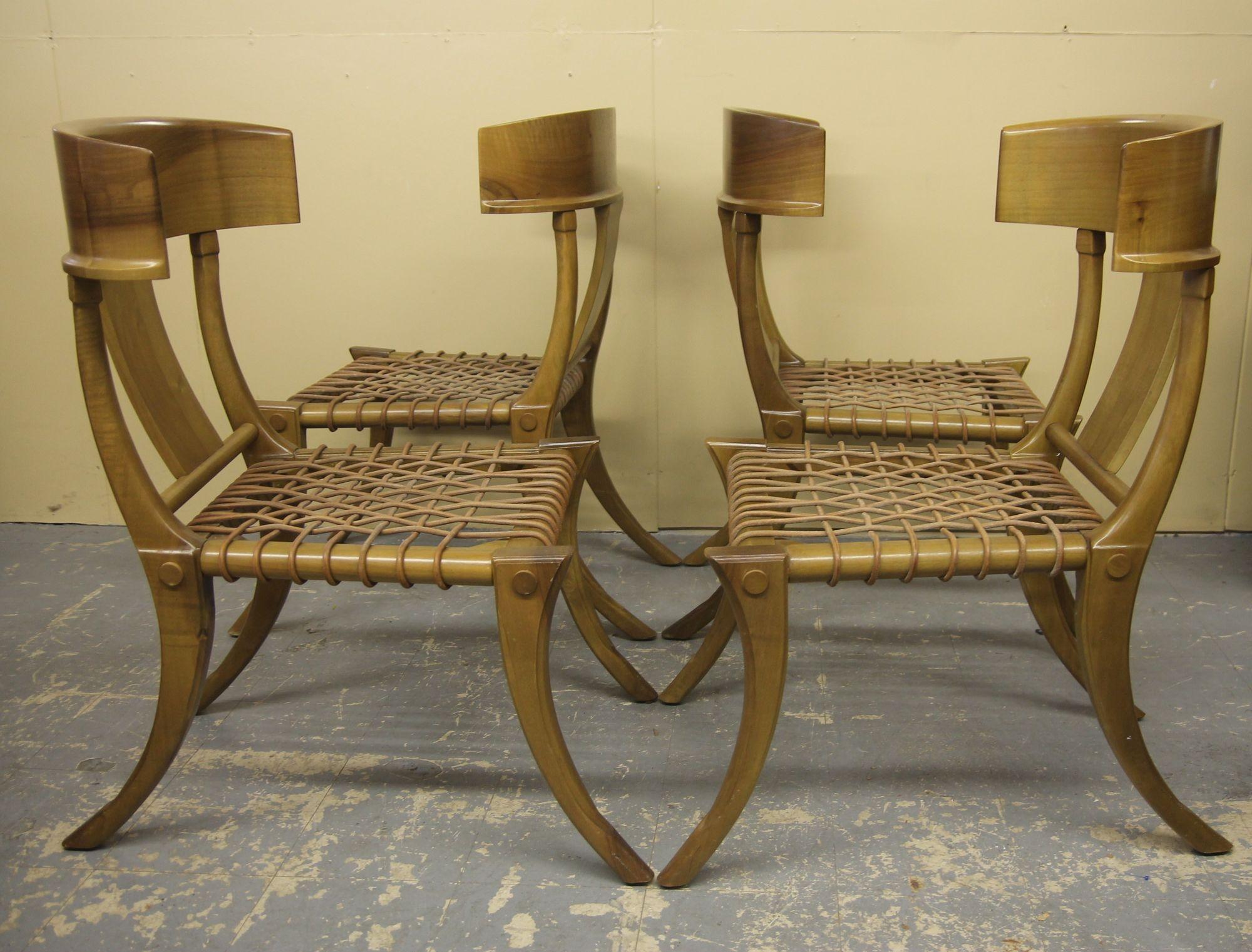 Nous avons le plaisir de vous proposer ce superbe ensemble de 4 chaises Klismos. Ces chaises de salle à manger classiques sont en très bon état et conservent leurs coussins de siège en daim signés d'origine. Peut également servir de chaises