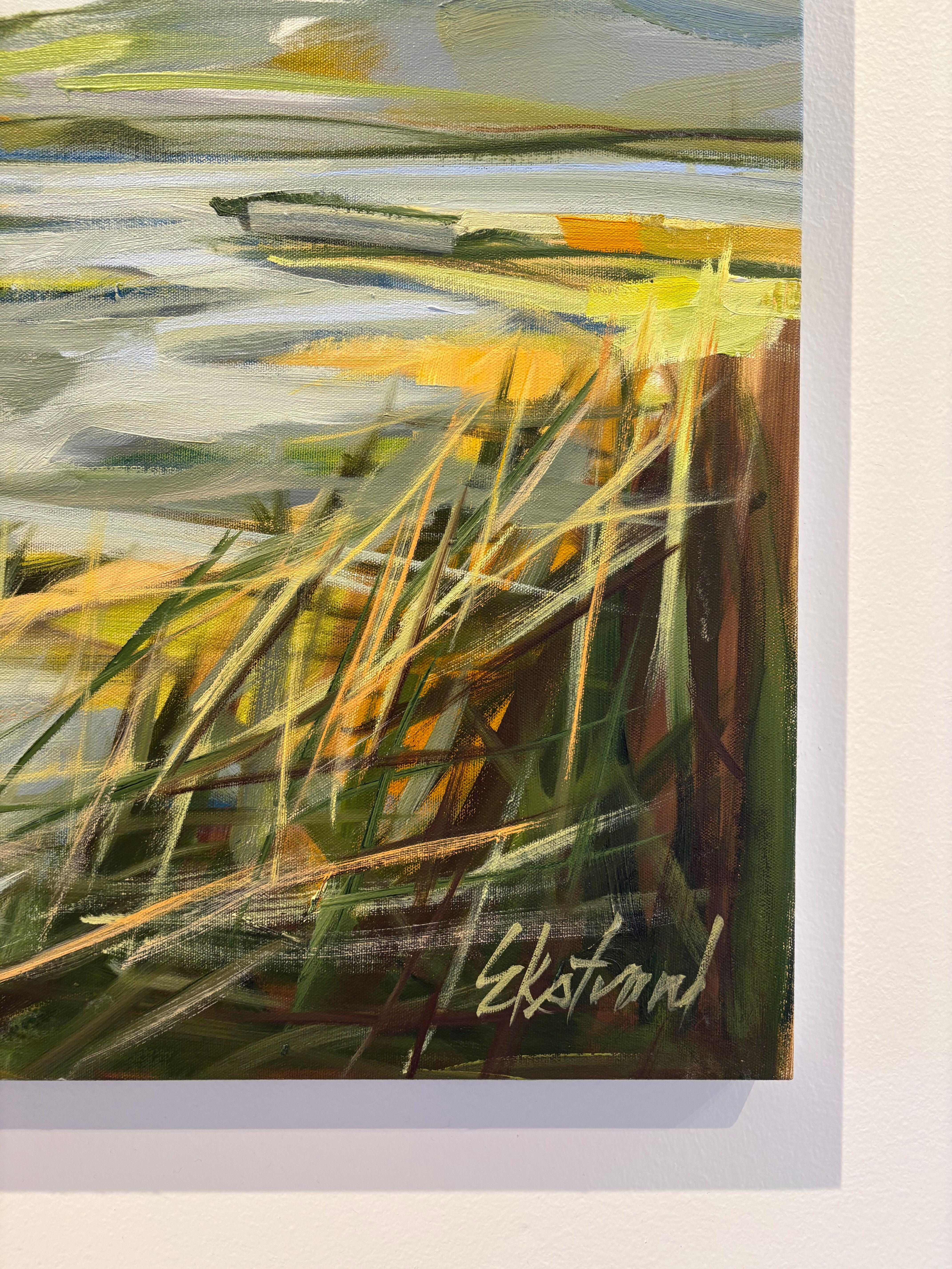 Ce paysage atmosphérique peint à l'huile par Kris Ekstrand représente des marais, des montagnes et le ciel du nord-ouest du Pacifique. Le regard que porte Kris sur les paysages naturels qui l'entourent est à la fois une invitation à observer et à