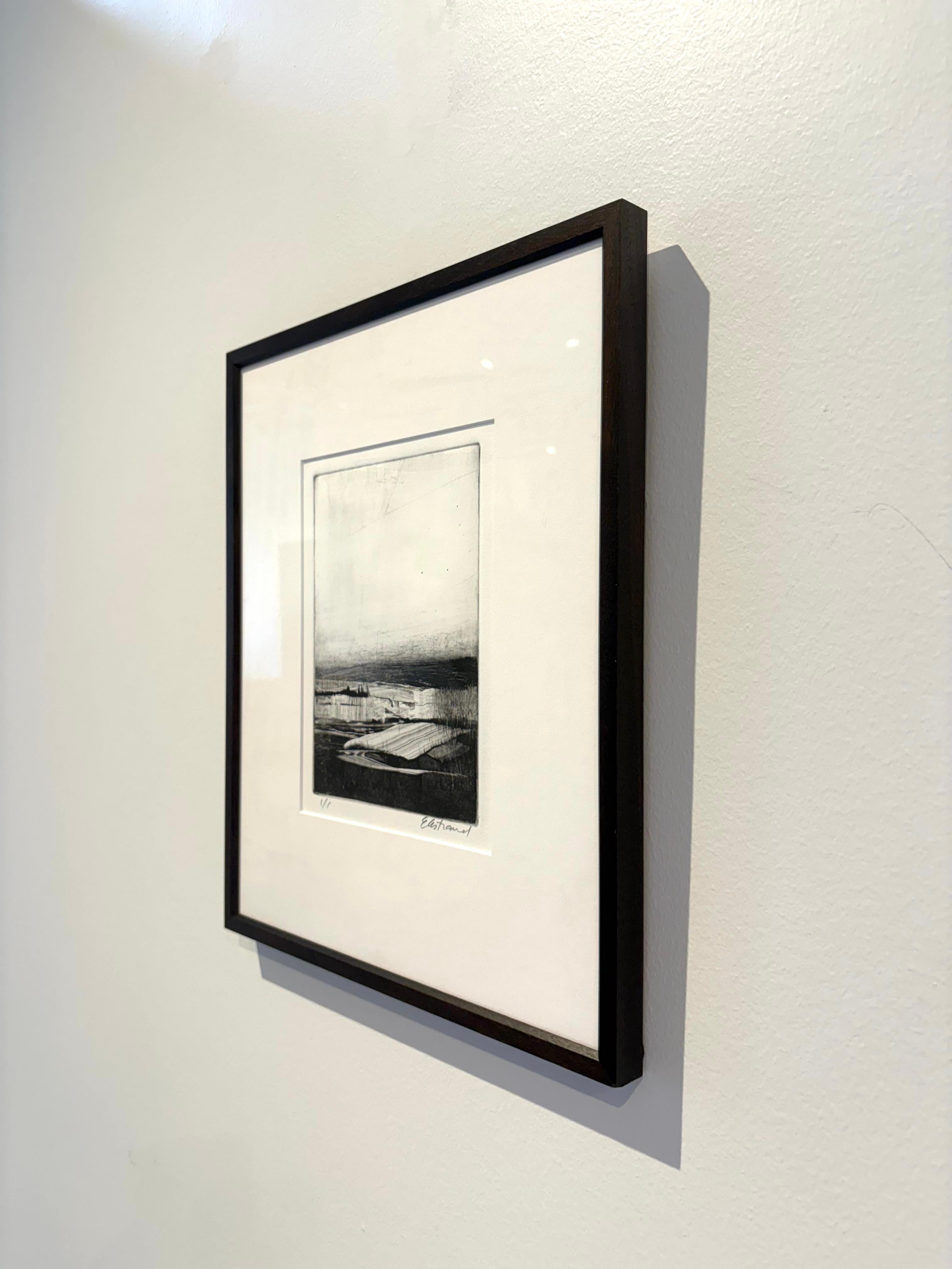 Diese stimmungsvolle, gerahmte Monotypie von Kris Ekstrand zeigt Sumpfland, Berge und den Himmel im pazifischen Nordwesten. In einem maßgefertigten Rahmen mit archiviertem Passepartout, vom Künstler signiert, 1/1 Original.

Kris' Blick auf die