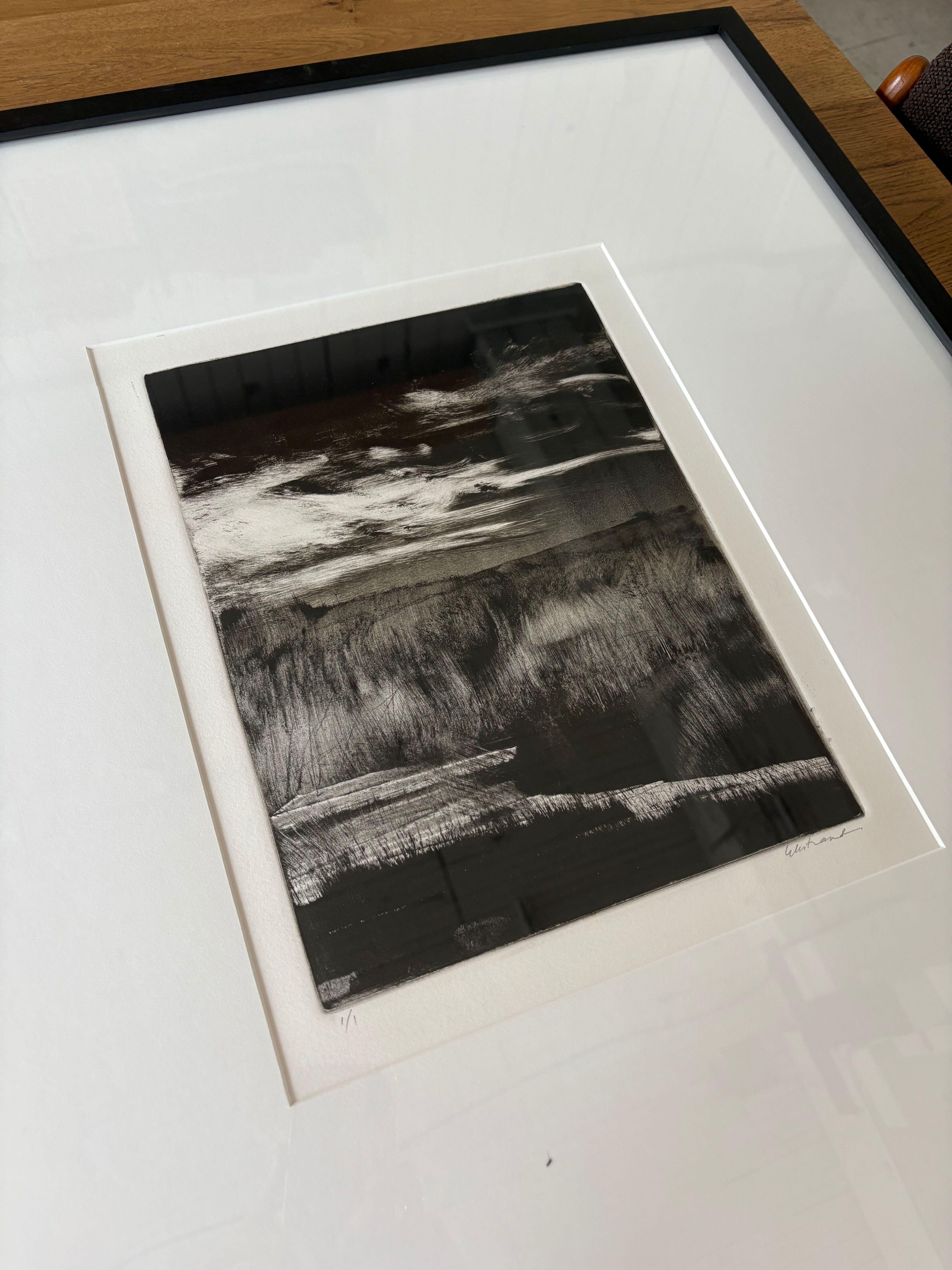 Diese stimmungsvolle, gerahmte Monotypie von Kris Ekstrand zeigt Sumpfland, Berge und den Himmel im pazifischen Nordwesten. In einem maßgefertigten Rahmen mit archiviertem Passepartout, vom Künstler signiert, 1/1 Original.

Kris' Blick auf die