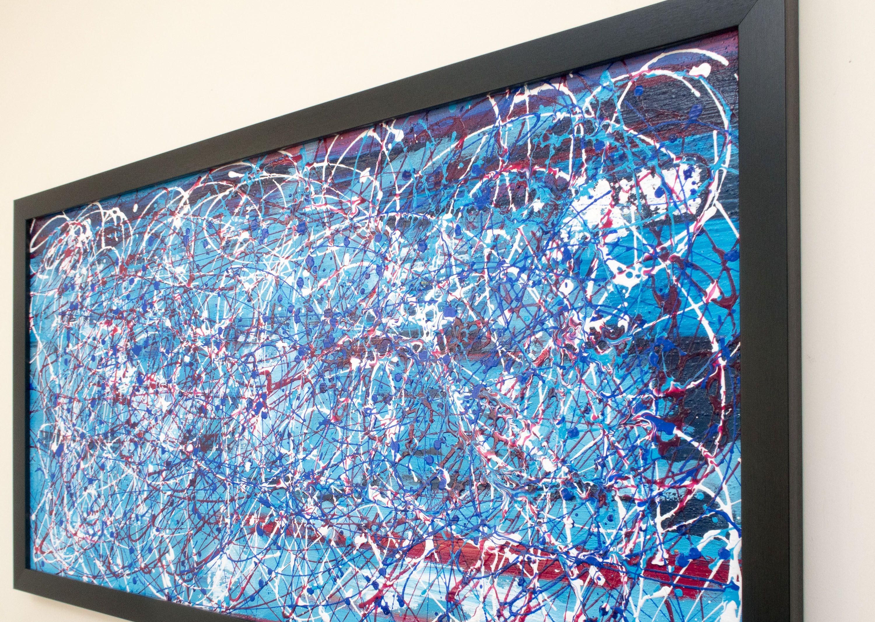 Splendido quadro d'azione blu, rosso e bianco nello stile della Scuola di pittura di New York del 1950 circa.  Questo quadro può essere appeso in orizzontale o in verticale e viene fornito in una cornice nera.    Questo quadro blu e bianco è un