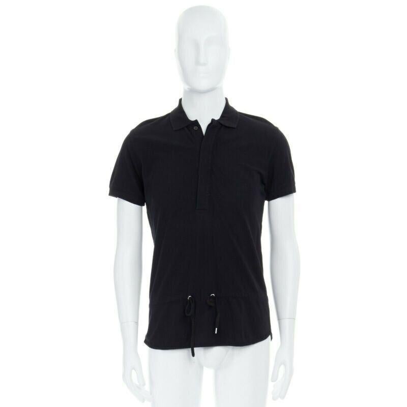 KRIS VAN ASSCHE black cotton drawstring waist short sleeve polo shirt M
Reference: CNLE/A00050
Brand: Kris Van Assche
Color: Black
Pattern: Solid
Closure: Drawstring
Extra Details: 100% cotton. Black. Spread polo collar. Concealed button closure.