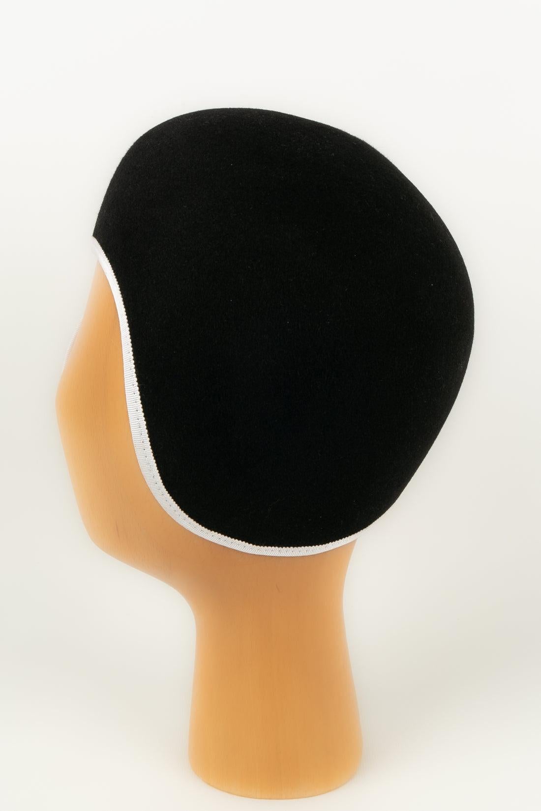 Kris Van Assche Hat in Black and White In Excellent Condition In SAINT-OUEN-SUR-SEINE, FR