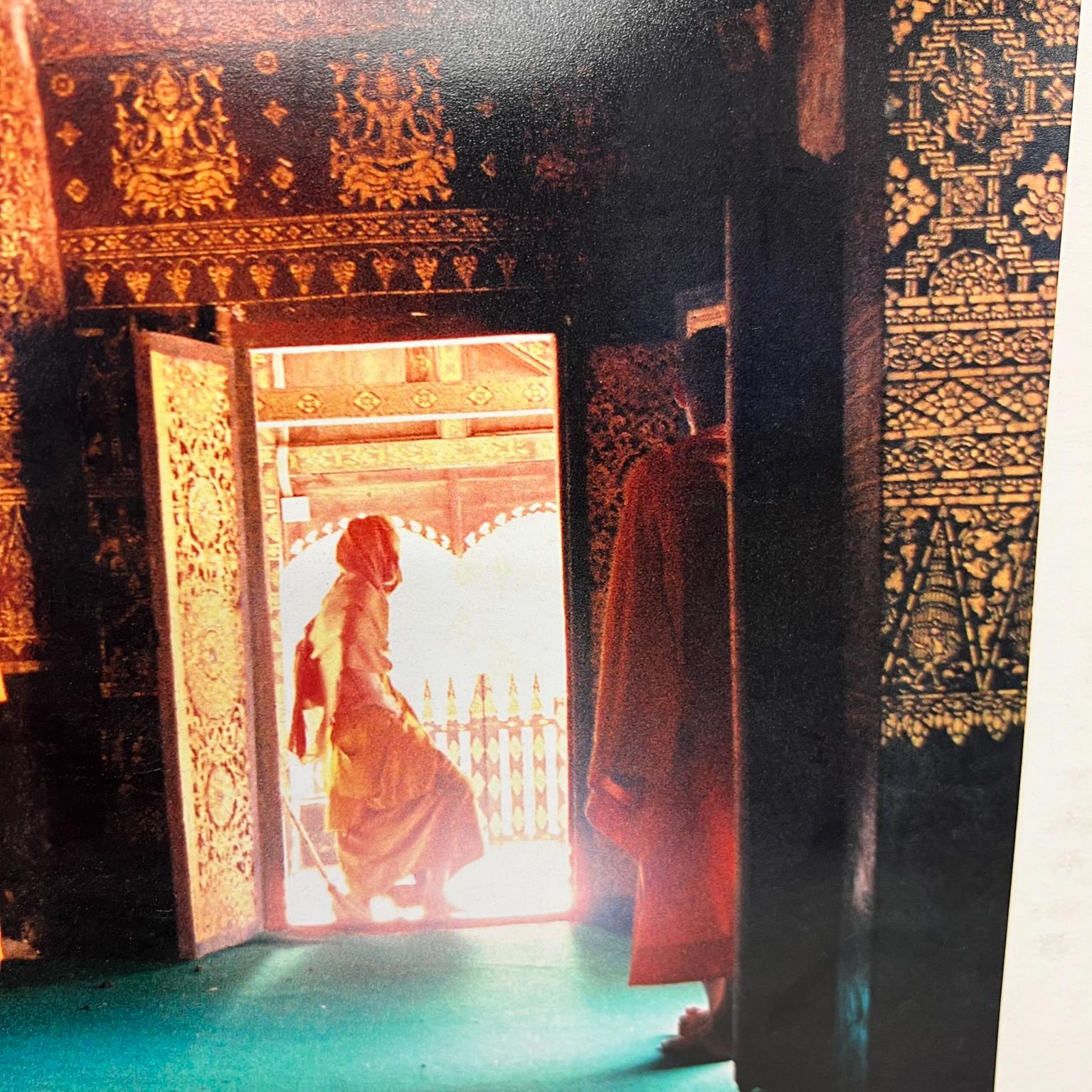 Papier Krishna Monk at Temple - Photographie couleur vintage du milieu du 20e siècle en vente