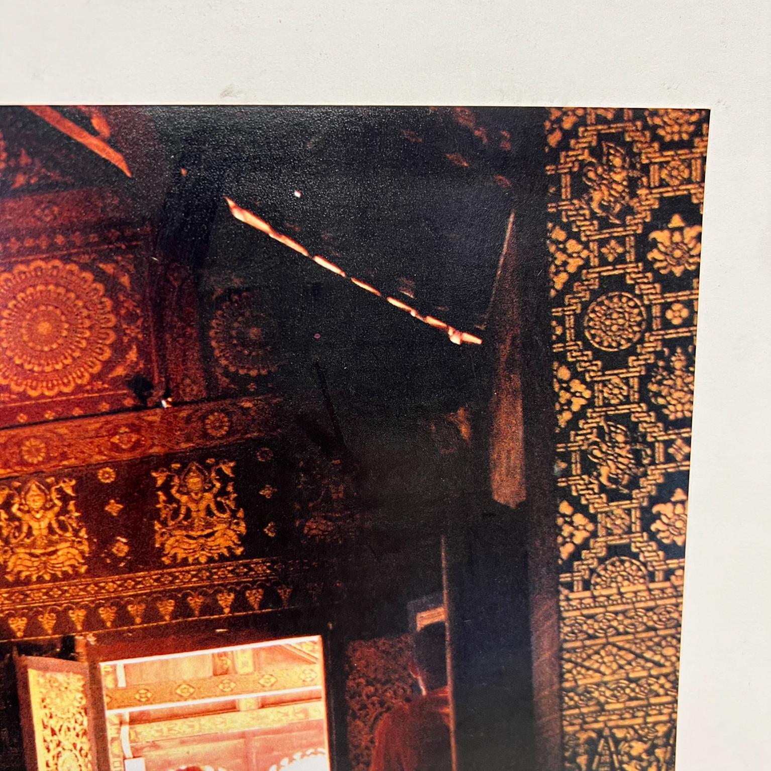 Krishna Monk at Temple - Photographie couleur vintage du milieu du 20e siècle en vente 1