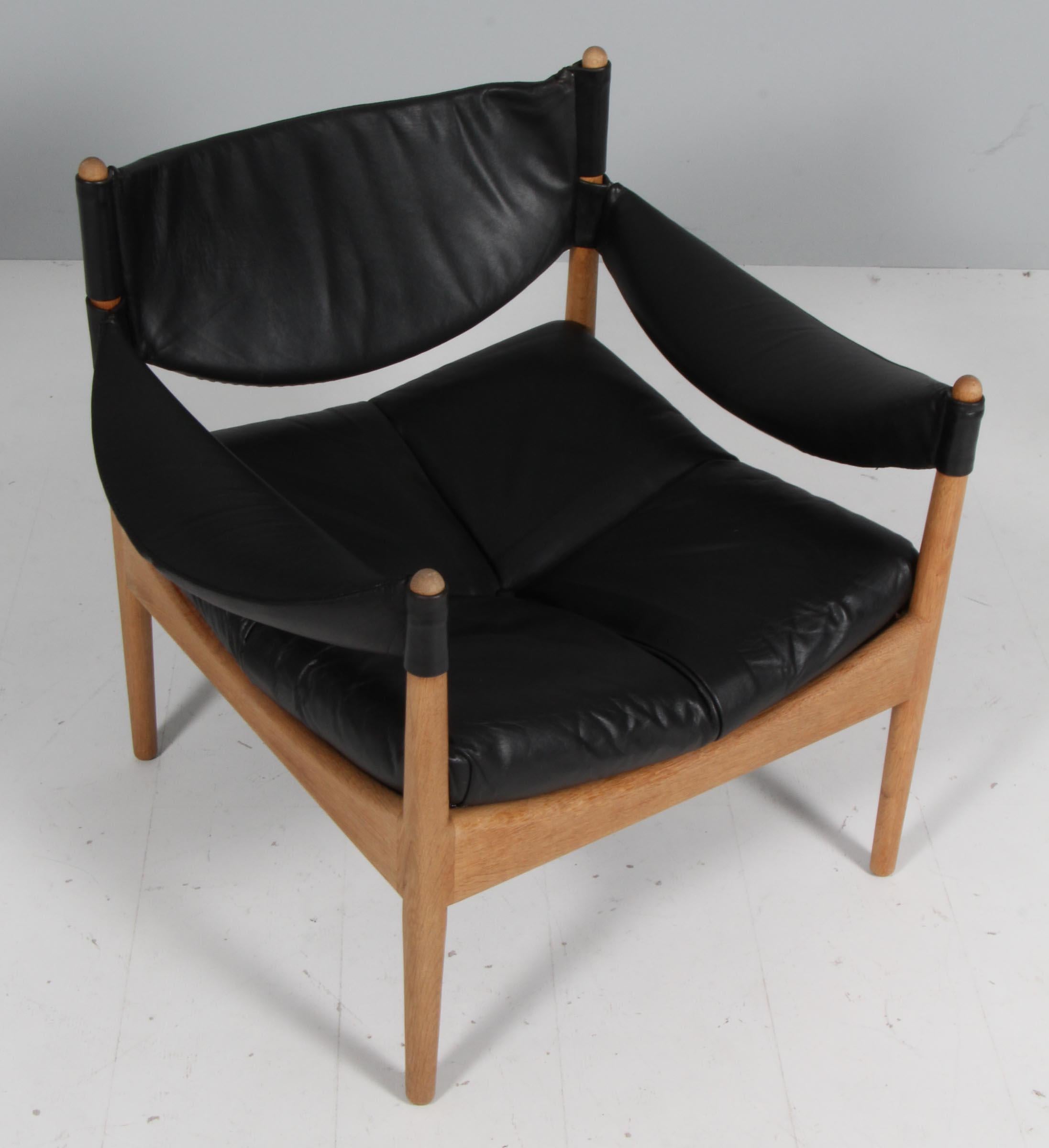 Kristian S. Vedel lounge chair with original black leather.

Frame of solid oak.

Model modus, made by Søren Willadsen.