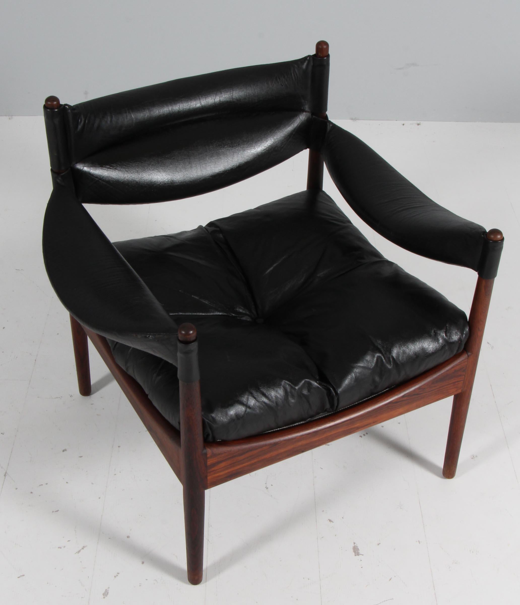 Kristian S. Vedel lounge chair with original black leather.

Frame of solid rosewood.

Model modus, made by Søren Willadsen.