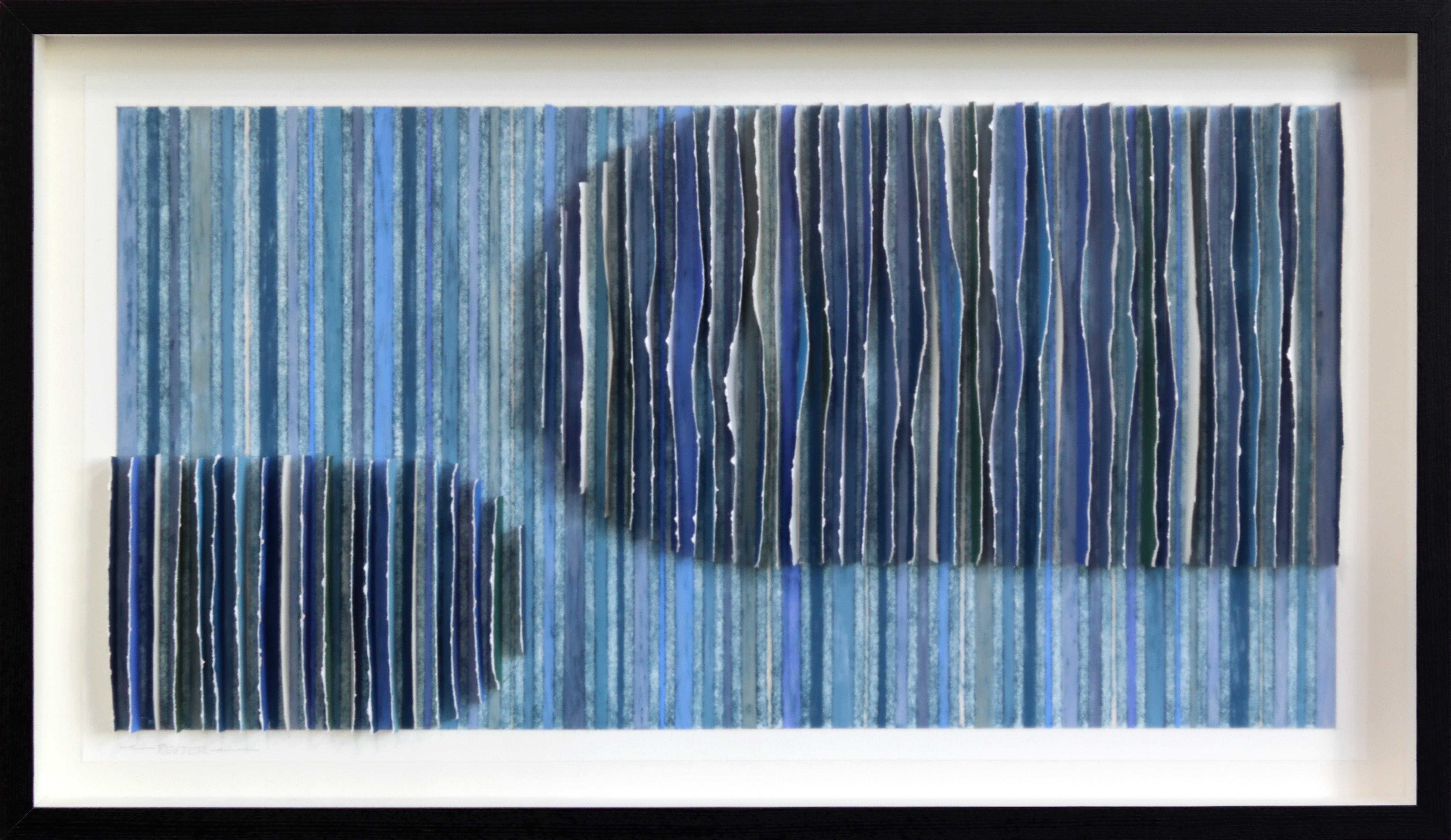 Les sculptures contemporaines en papier de Krista Reuter se déploient comme une étude tranquille de la lumière, de l
ombre, de la texture et de l
abstraction dimensionnelle. Découpées à la main et superposées avec une précision méticuleuse, ses