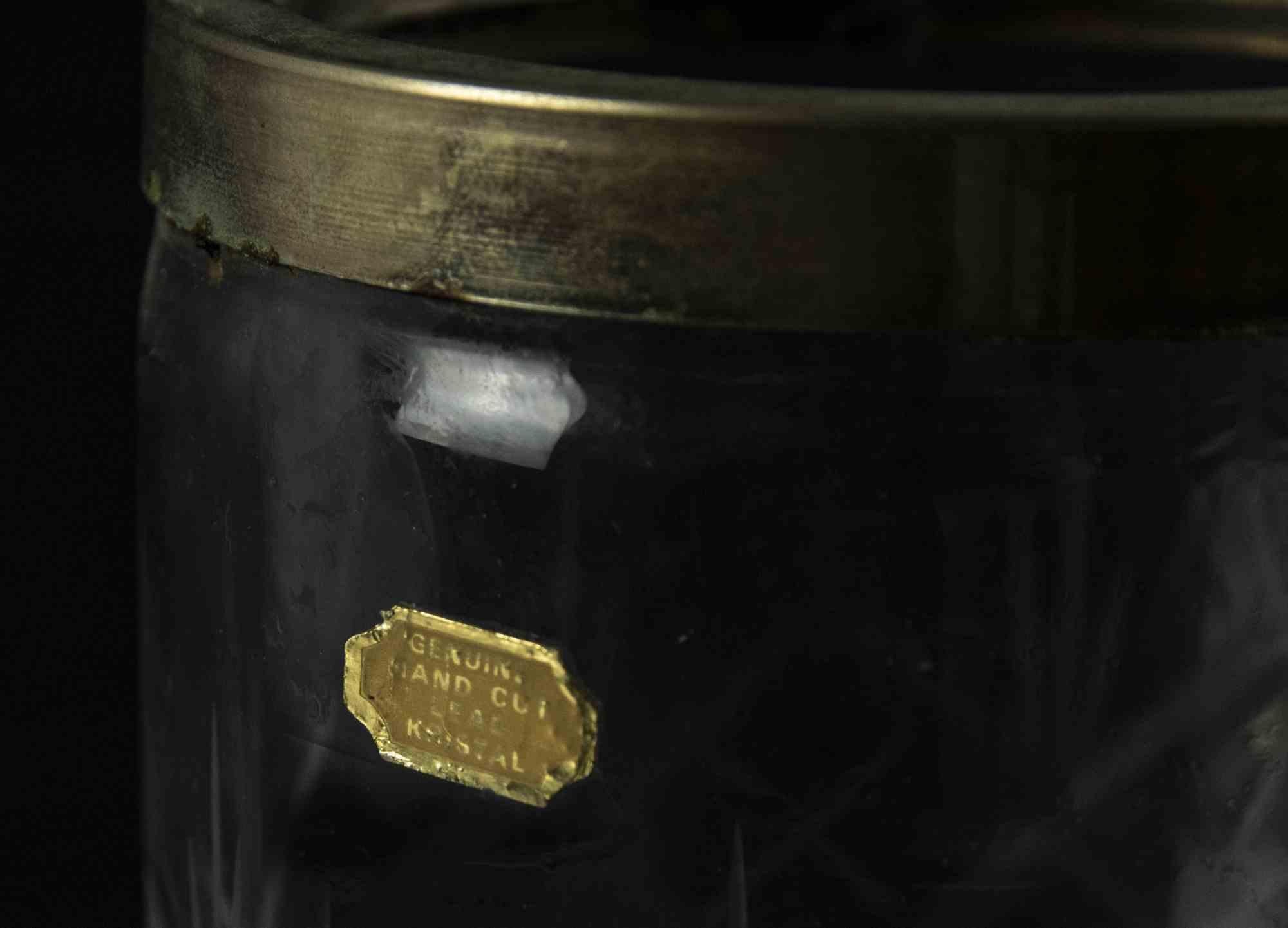 Il vaso in vetro Kristal è un oggetto decorativo disegnato da Kristal e realizzato negli anni '70.

D 11, H 14,5 cm.

Marchio originale Label sul vetro.

Condizioni molto buone