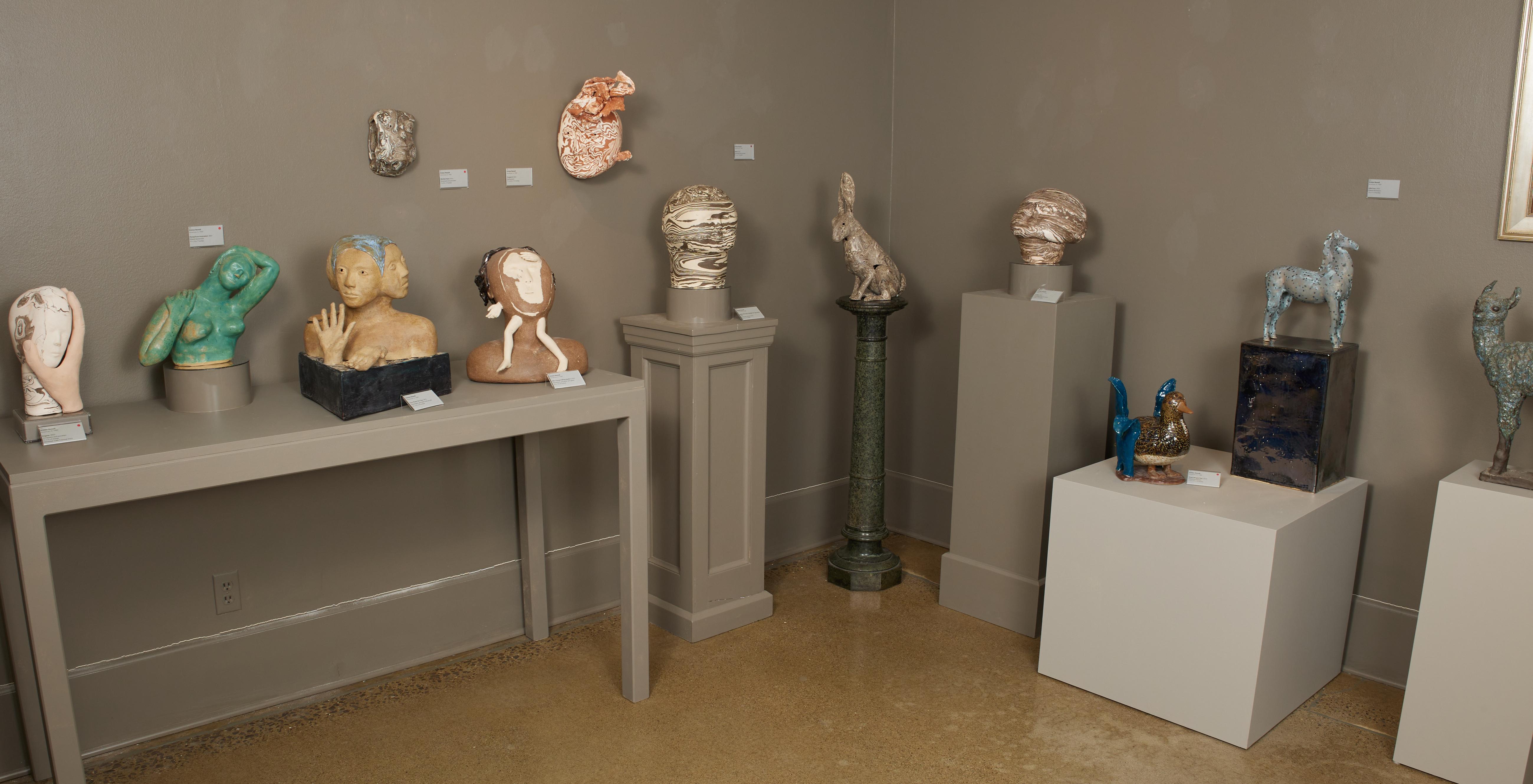 Vier Drei-Drei-Eins-Skulptur, zeitgenössische surrealistische Keramikskulptur des 21. Jahrhunderts (Zeitgenössisch), Sculpture, von Kristen Newell