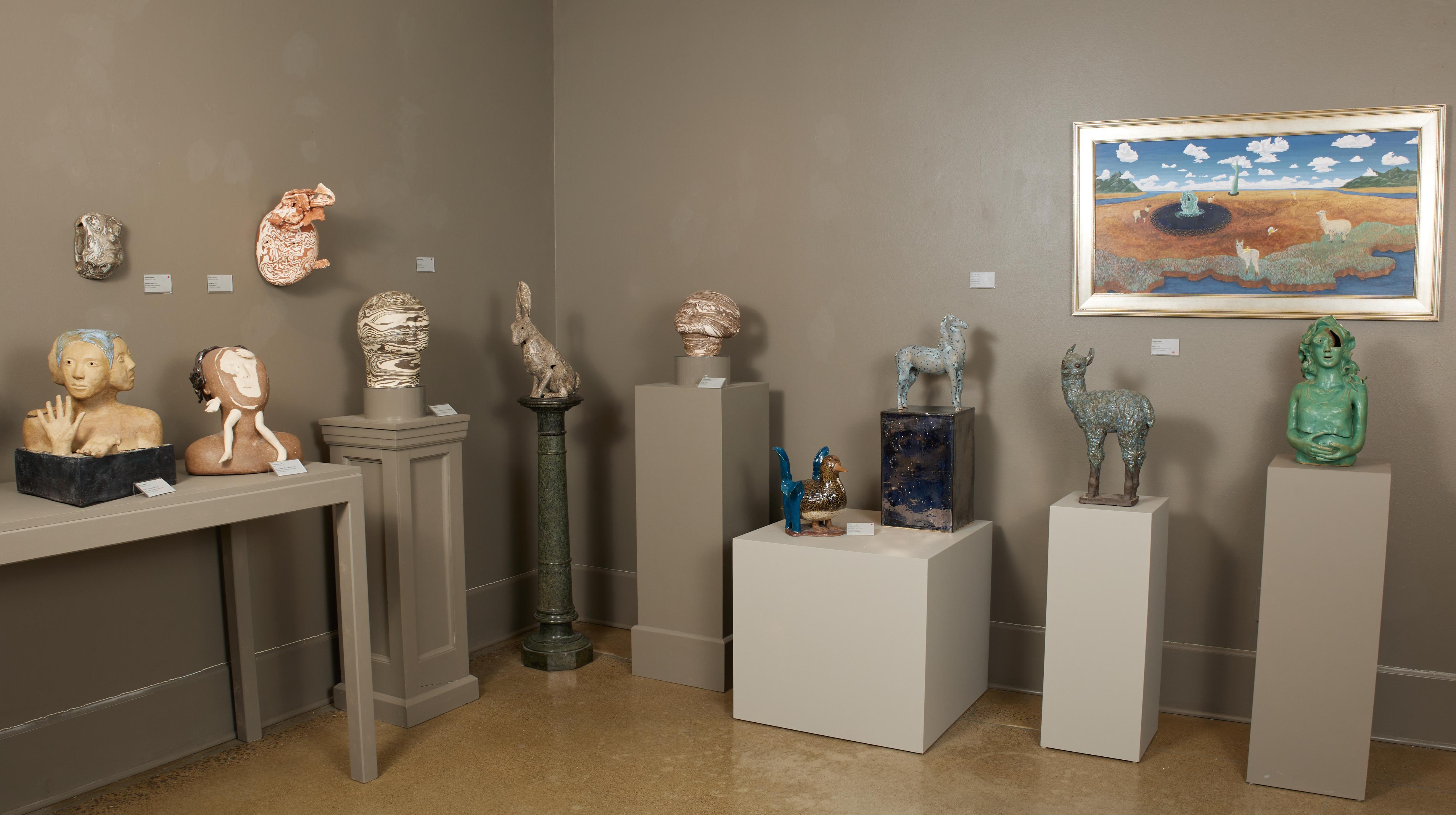Vier Drei-Drei-Eins-Skulptur, zeitgenössische surrealistische Keramikskulptur des 21. Jahrhunderts (Beige), Figurative Sculpture, von Kristen Newell