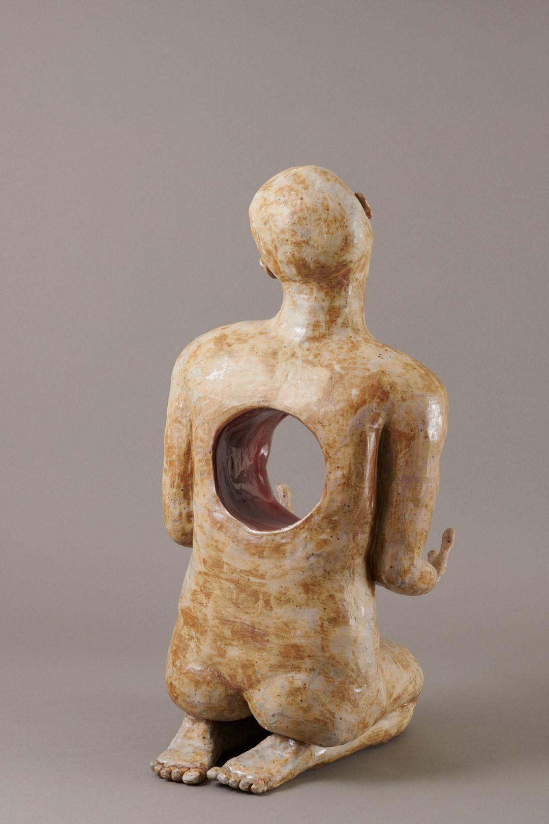 Zeitgenössische glasierte Keramik-Skulptur einer knienden Figur aus dem 21. Jahrhundert – Sculpture von Kristen Newell