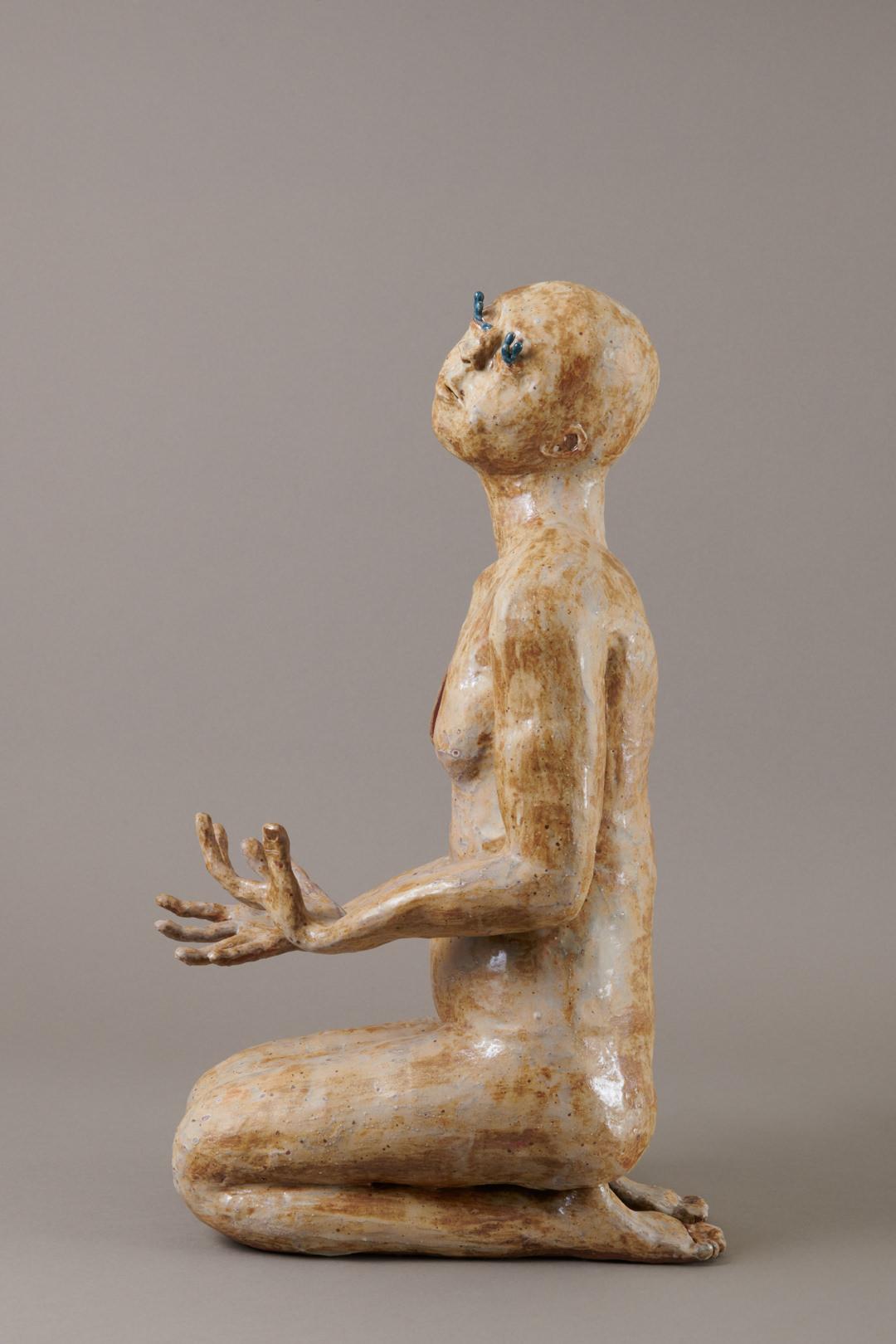 Zeitgenössische glasierte Keramik-Skulptur einer knienden Figur aus dem 21. Jahrhundert (Grau), Figurative Sculpture, von Kristen Newell