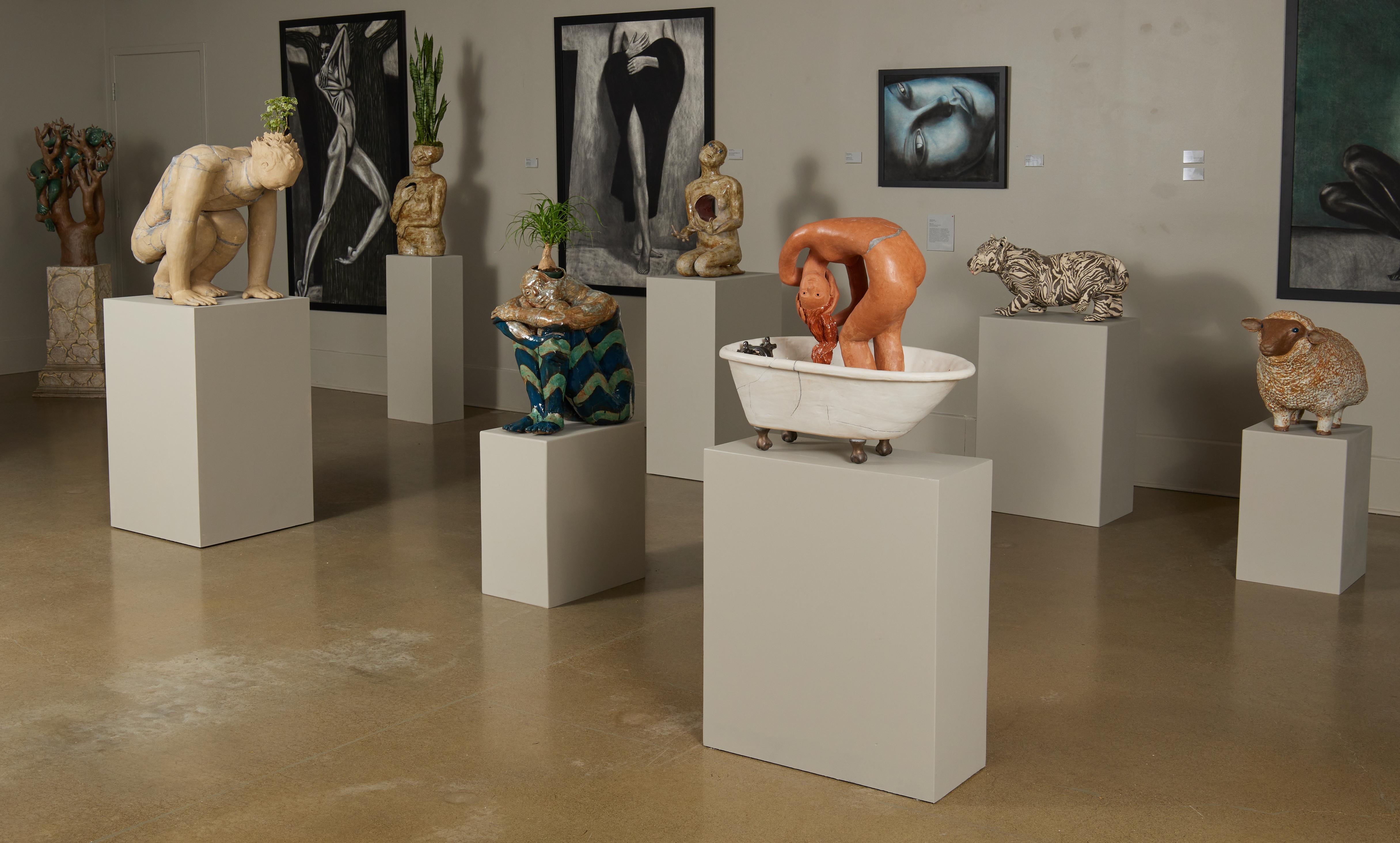 Zeitgenössische glasierte Keramik-Skulptur einer knienden Figur aus dem 21. Jahrhundert im Angebot 2