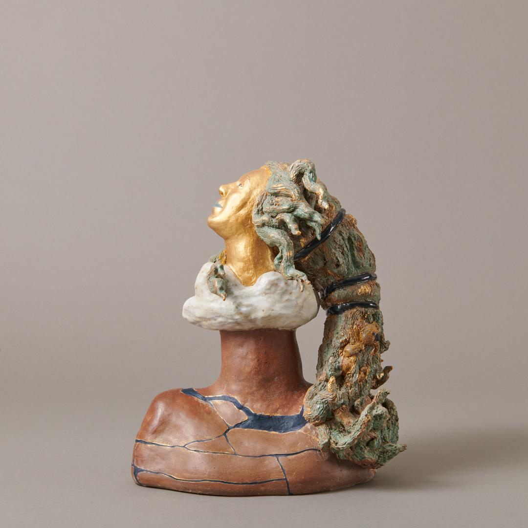 Venus mit Koalas in ihren Haaren, zeitgenössische Keramikskulptur des 21. Jahrhunderts – Sculpture von Kristen Newell