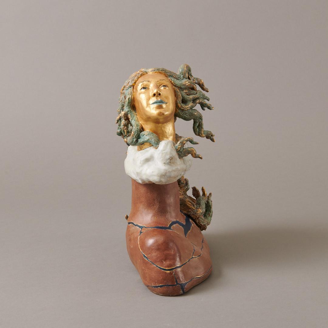 Kristen Newell Figurative Sculpture – Venus mit Koalas in ihren Haaren, zeitgenössische Keramikskulptur des 21. Jahrhunderts